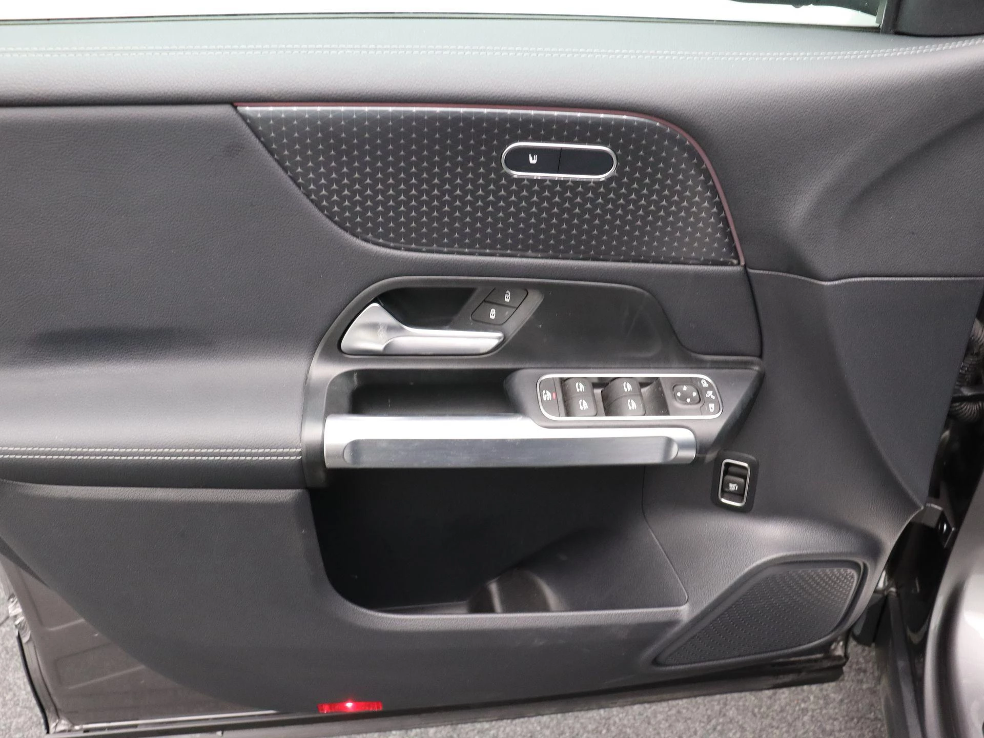 Mercedes-Benz-EQB-image-7