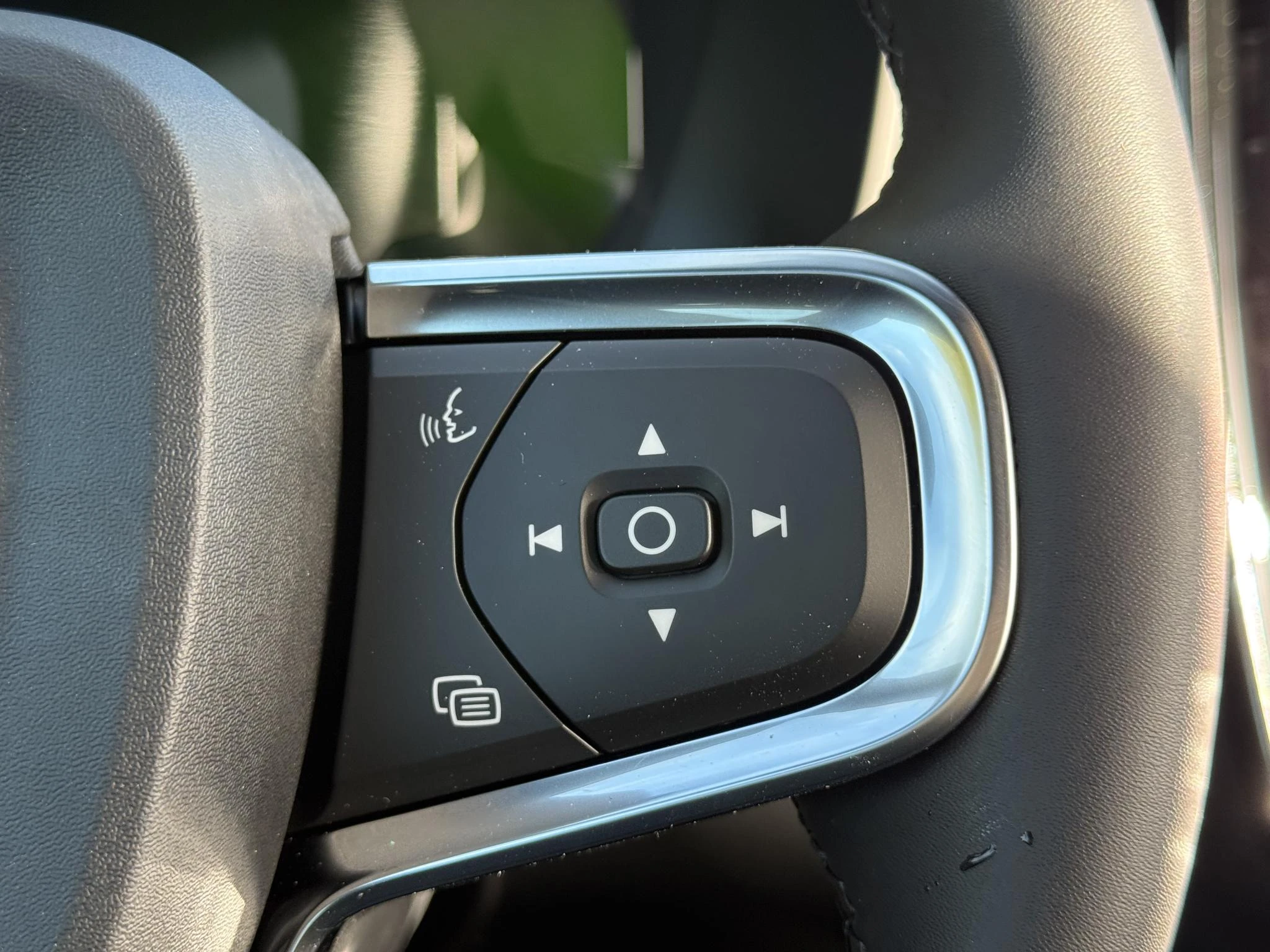 Volvo-EX40-image-23