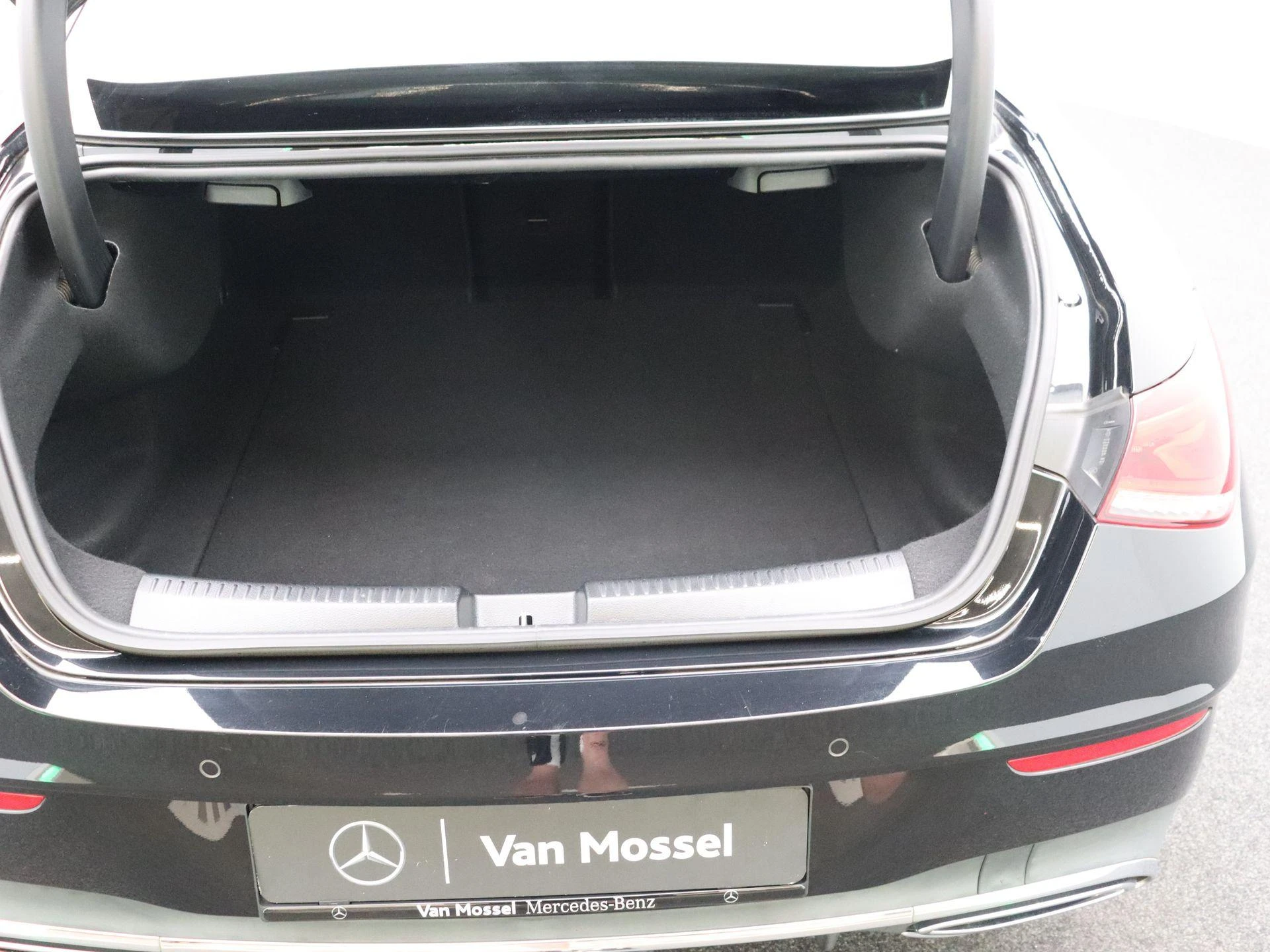 Mercedes-Benz CLA 200 AMG Line Coupé + PANORAMISCH DAK + MULTIBEAM LED +