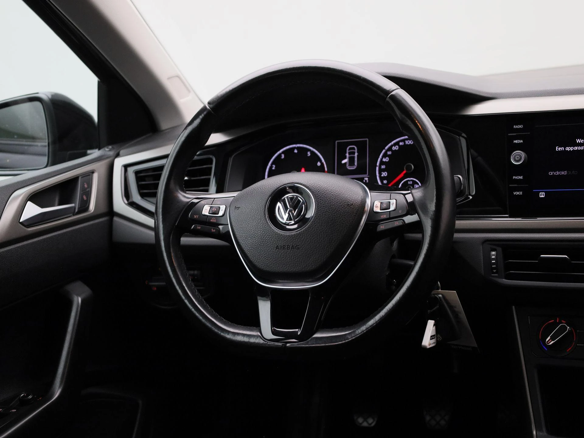 Volkswagen-Polo-image-8