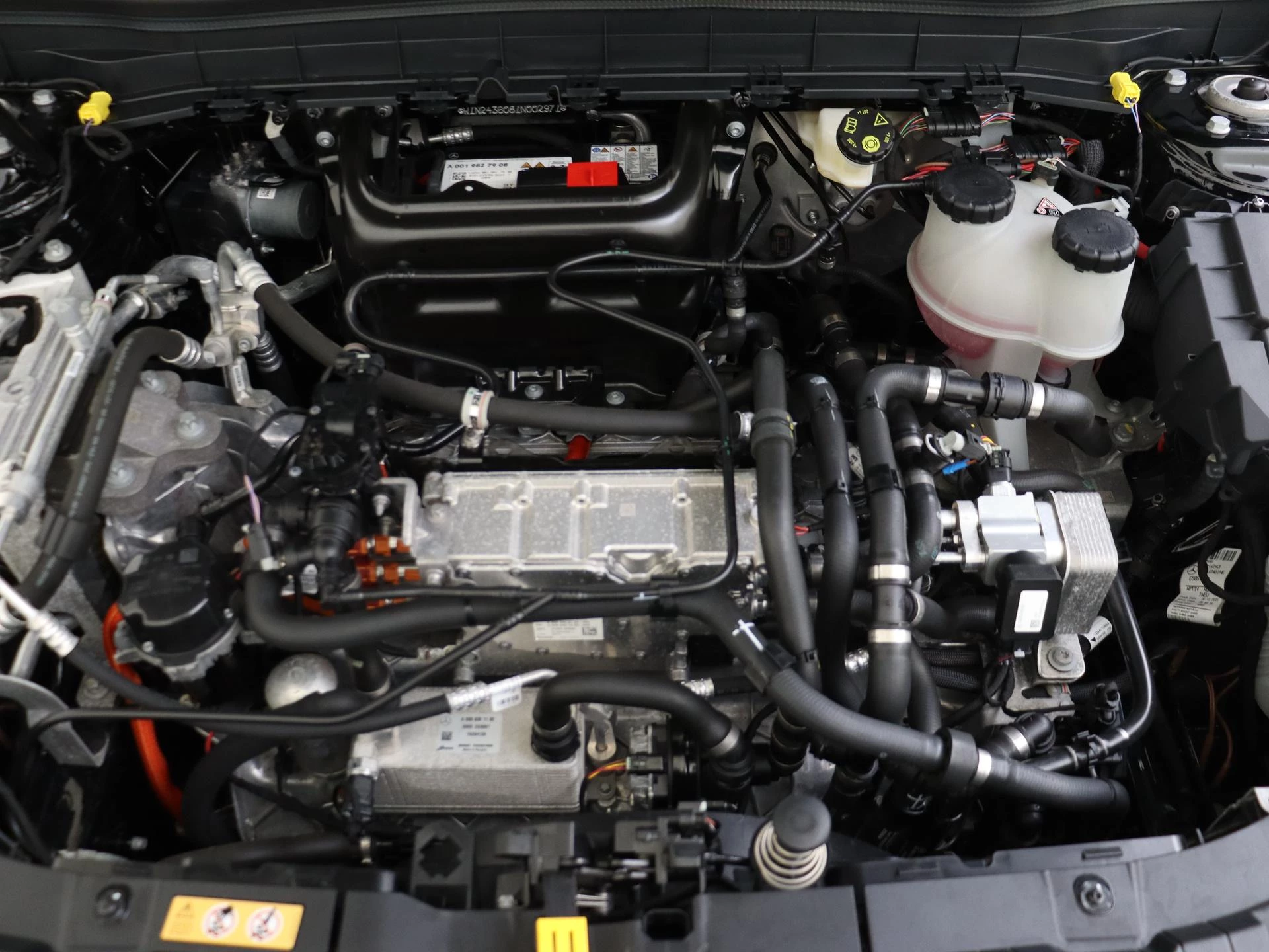 Mercedes-Benz-EQB-image-2