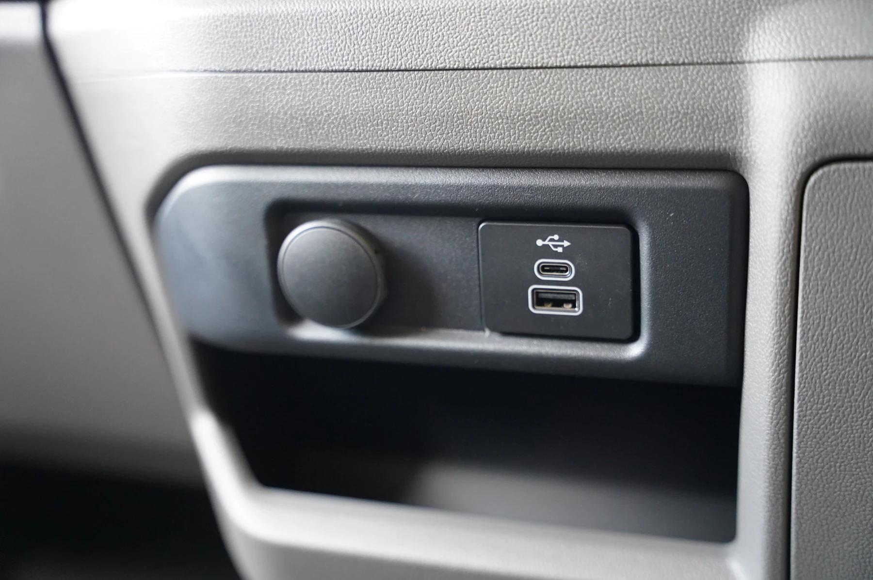 Volkswagen-Transporter-image-18