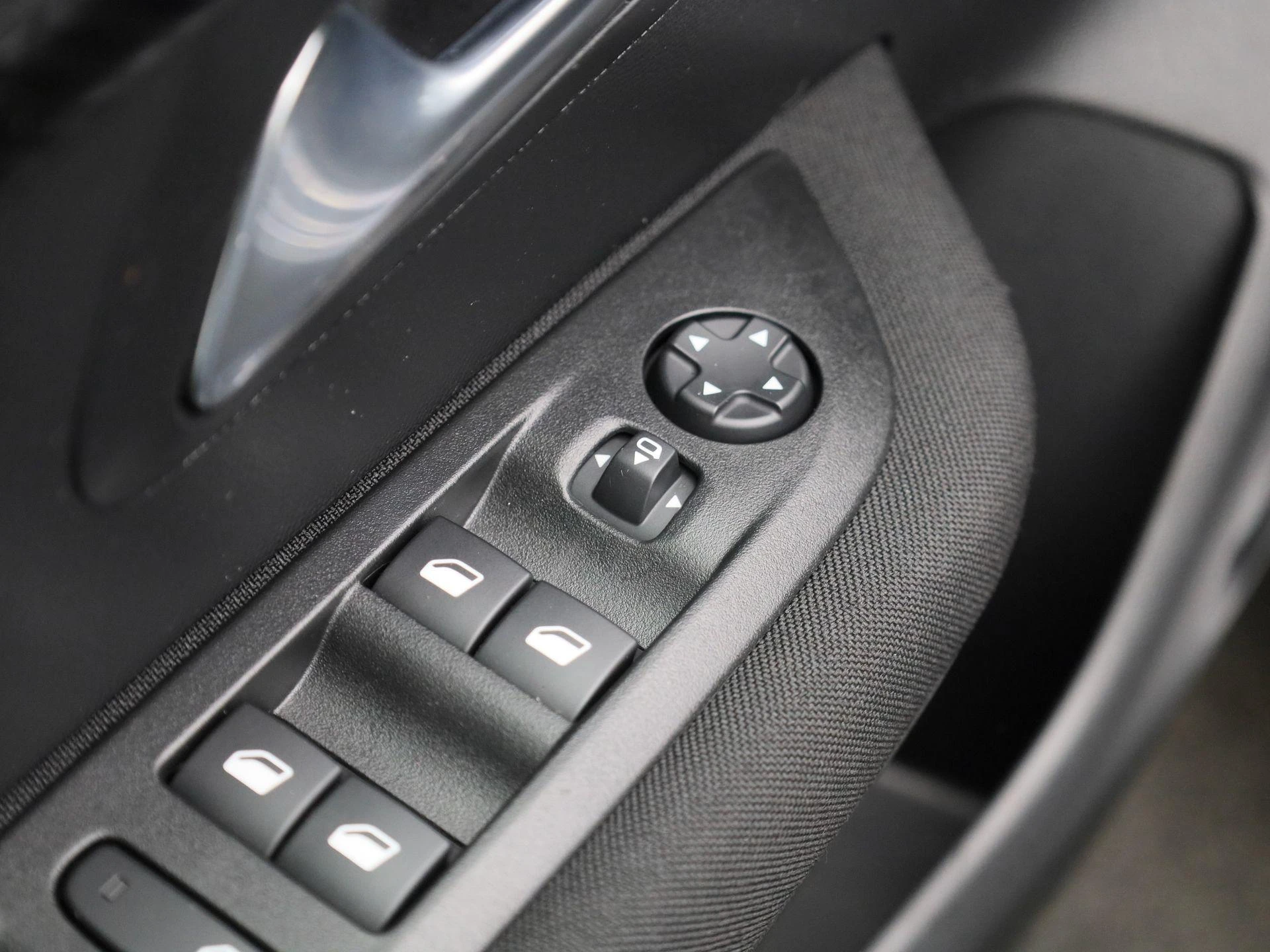 Peugeot-e-208-image-30