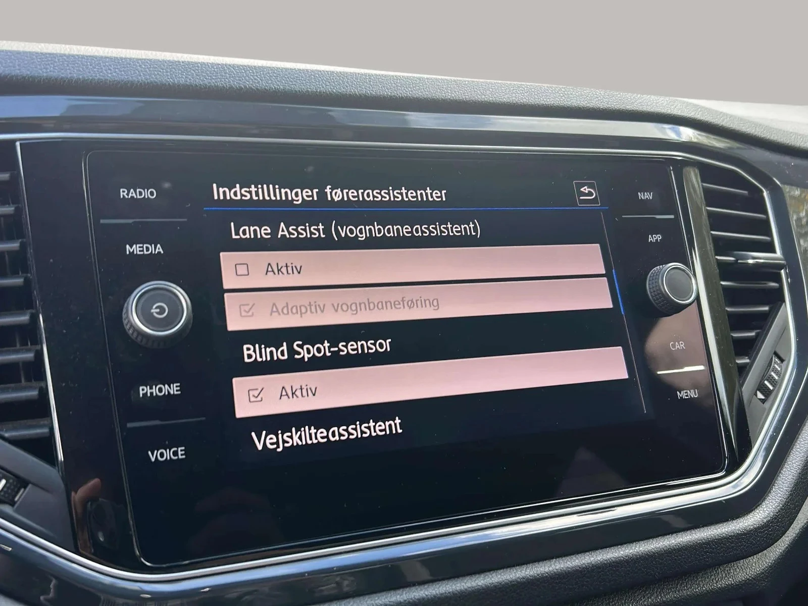 Volkswagen-T-Roc-image-16