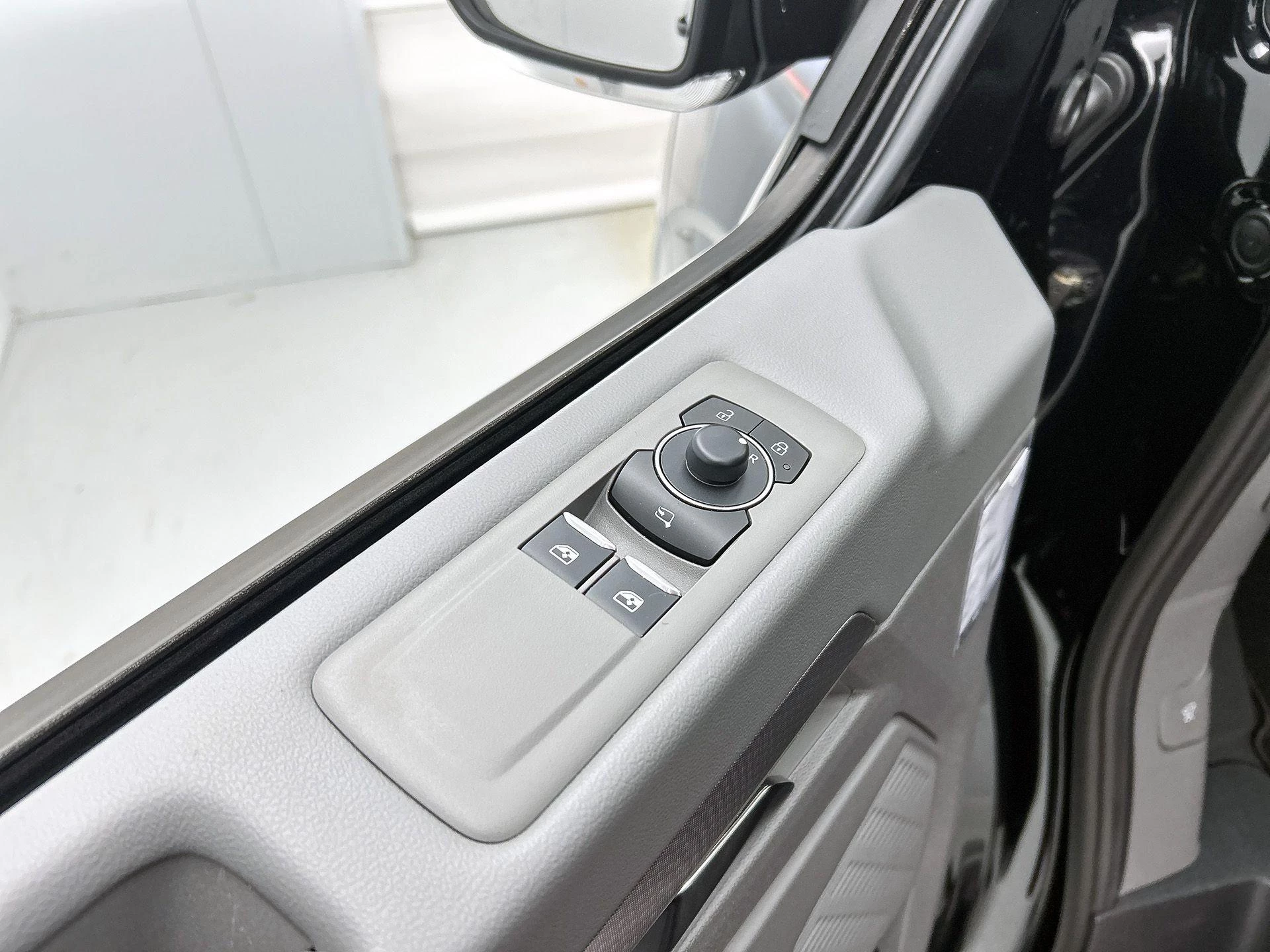 Volkswagen-e-Transporter-image-14