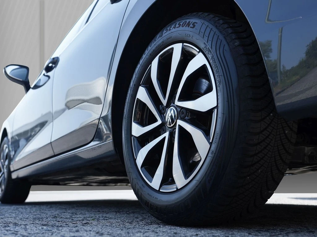 Volkswagen-Golf-image-4