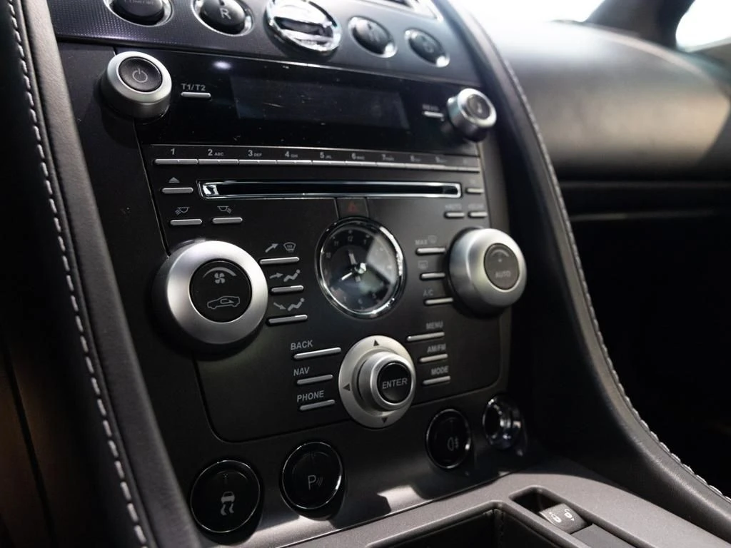 Aston Martin-V8 Vantage-image-28