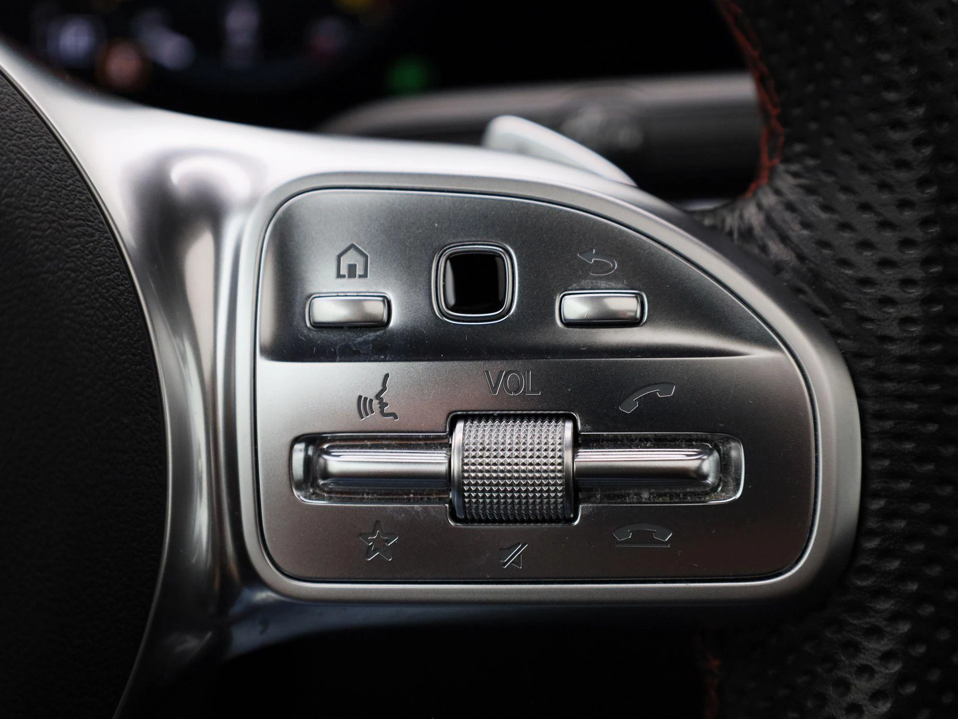Mercedes-Benz-GLB-image-24