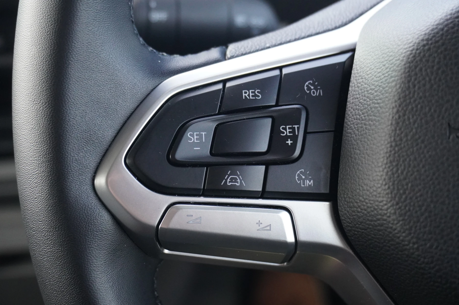 Volkswagen-Transporter-image-25