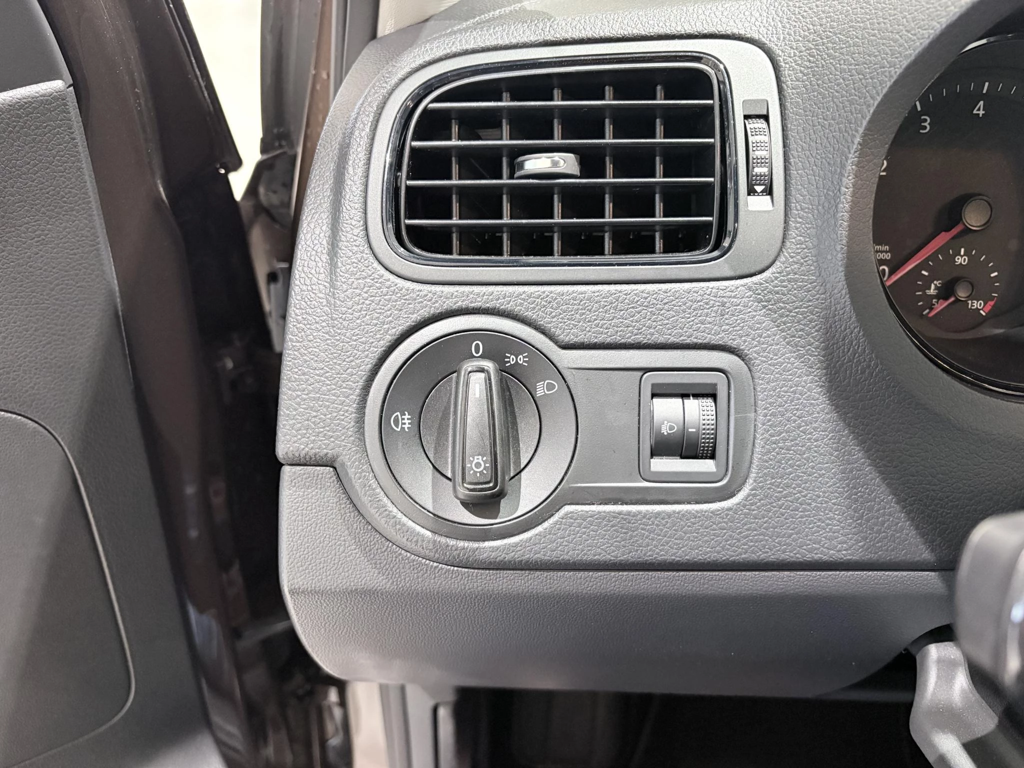 Volkswagen-Polo-image-12