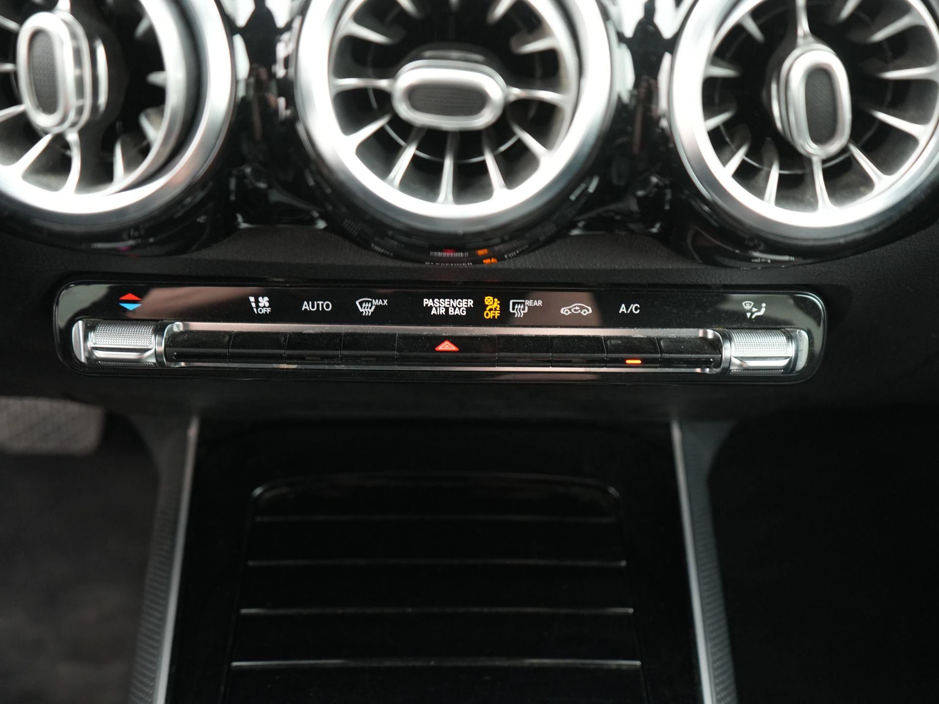 Mercedes-Benz-GLB-image-19