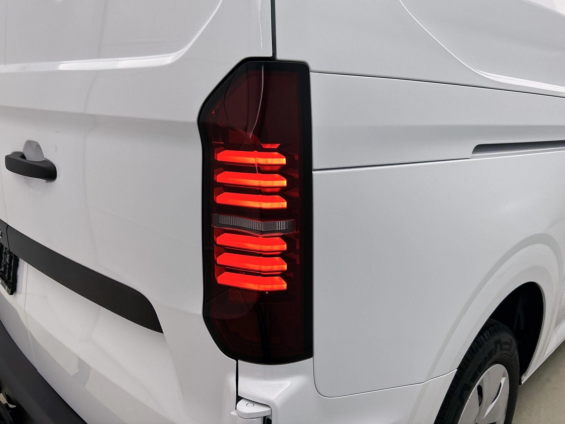 Volkswagen-e-Transporter-image-30