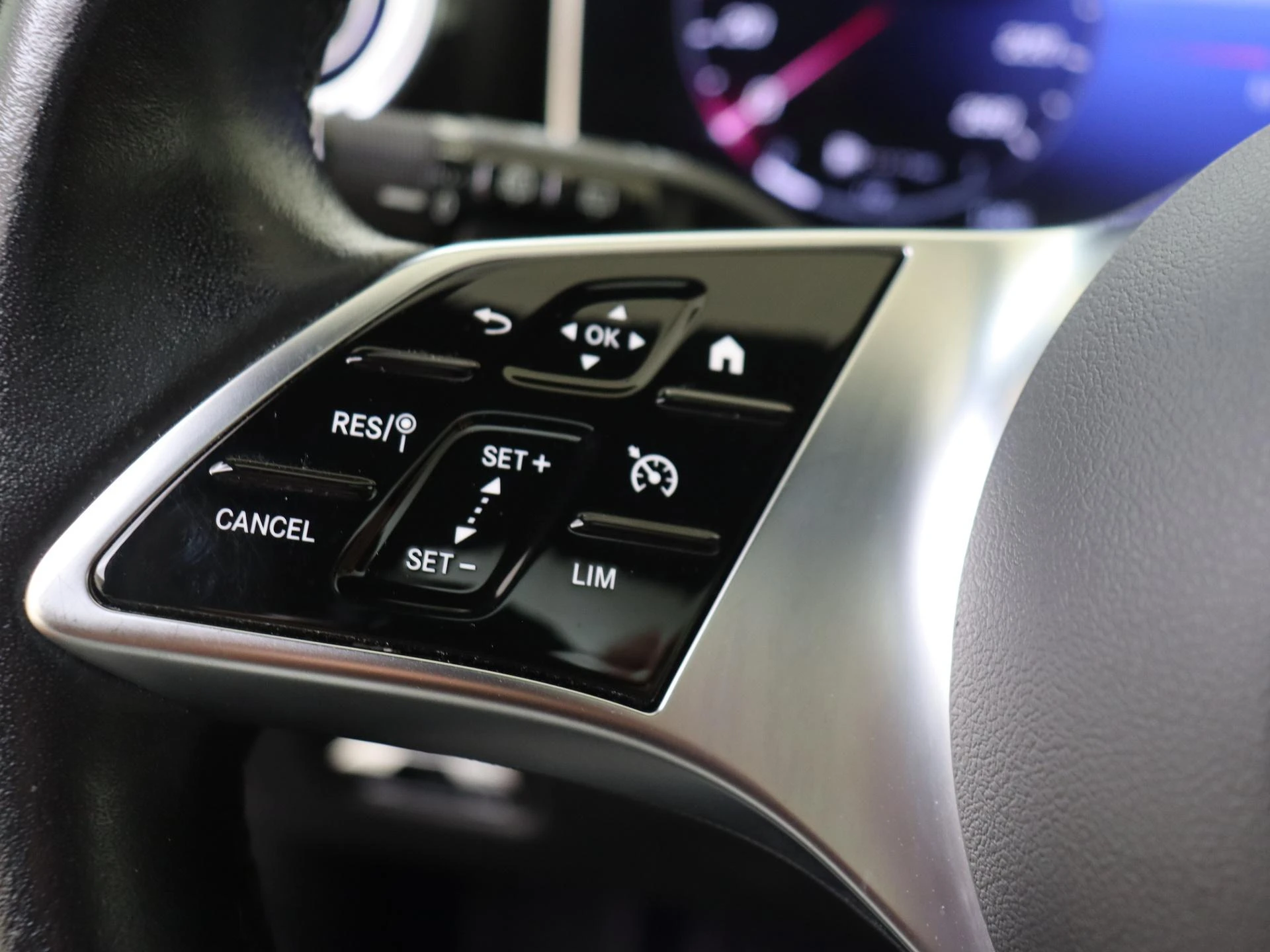 Mercedes-Benz-C-Klasse-image-11