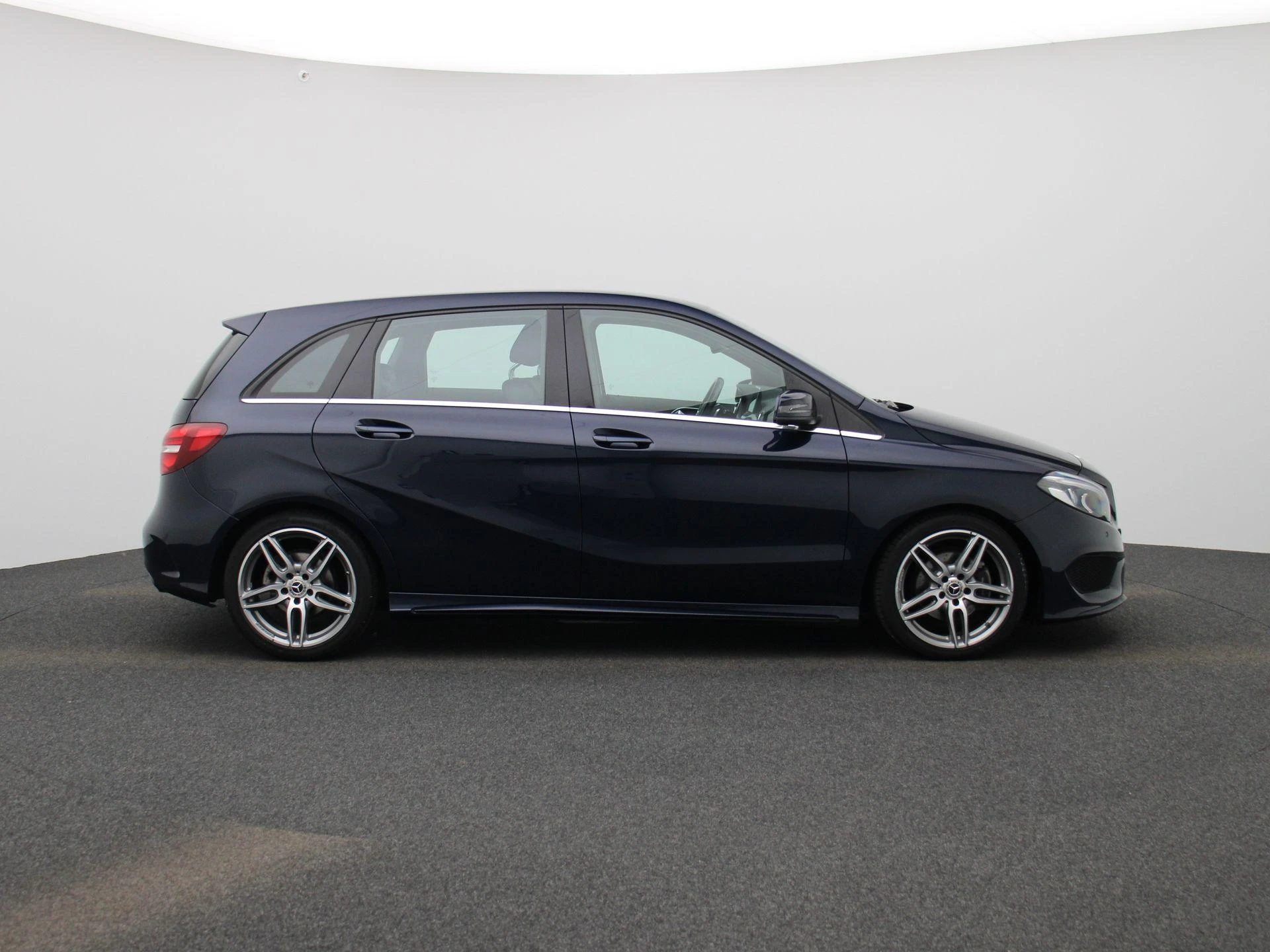 Mercedes-Benz-B-Klasse-image-6