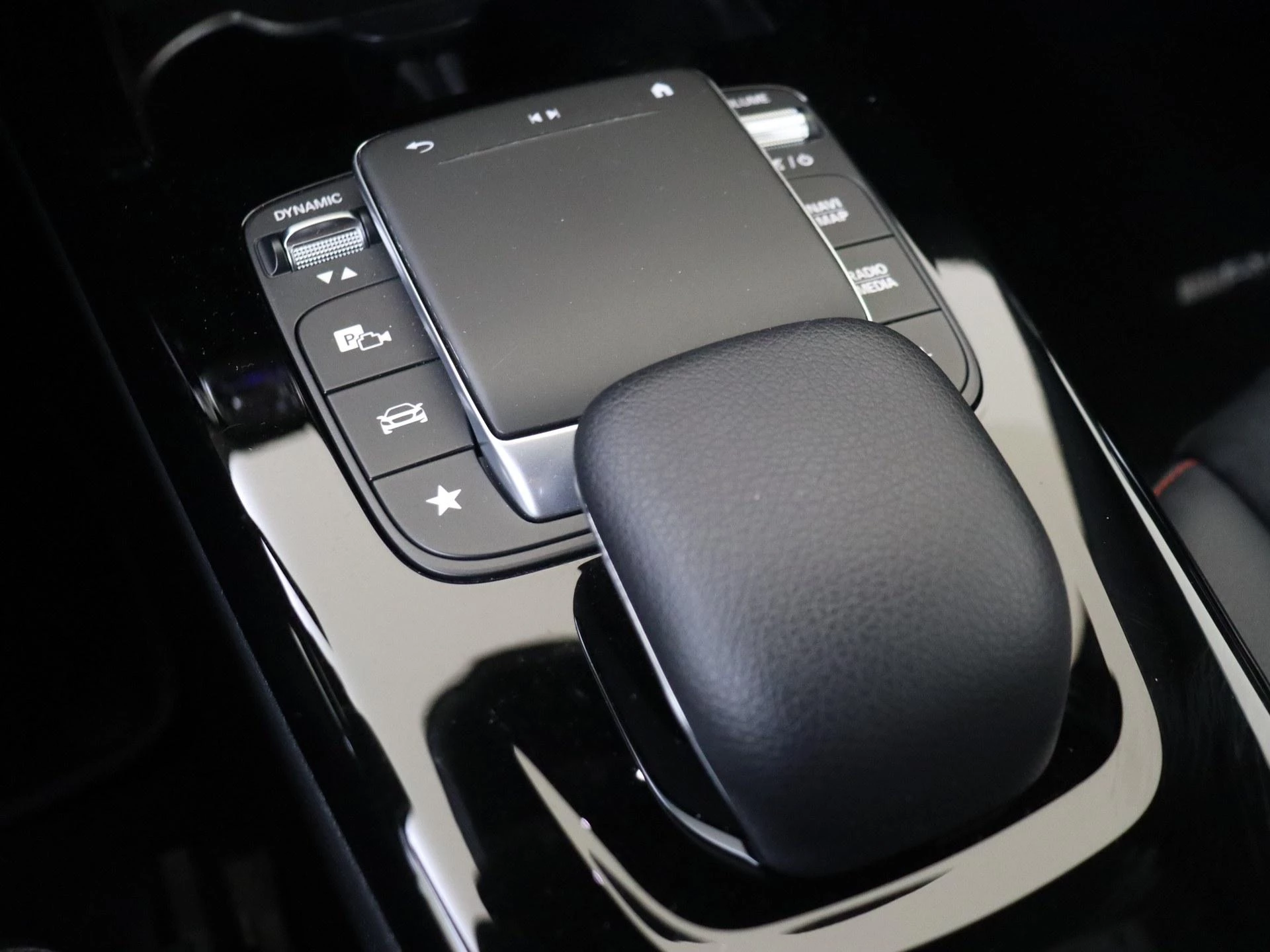 Mercedes-Benz-CLA-image-23