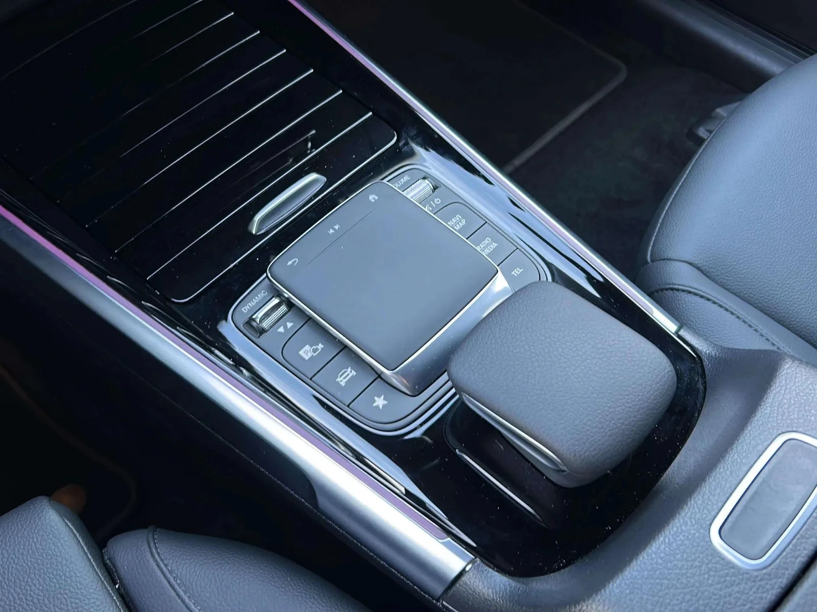 Mercedes-Benz-EQB-image-10