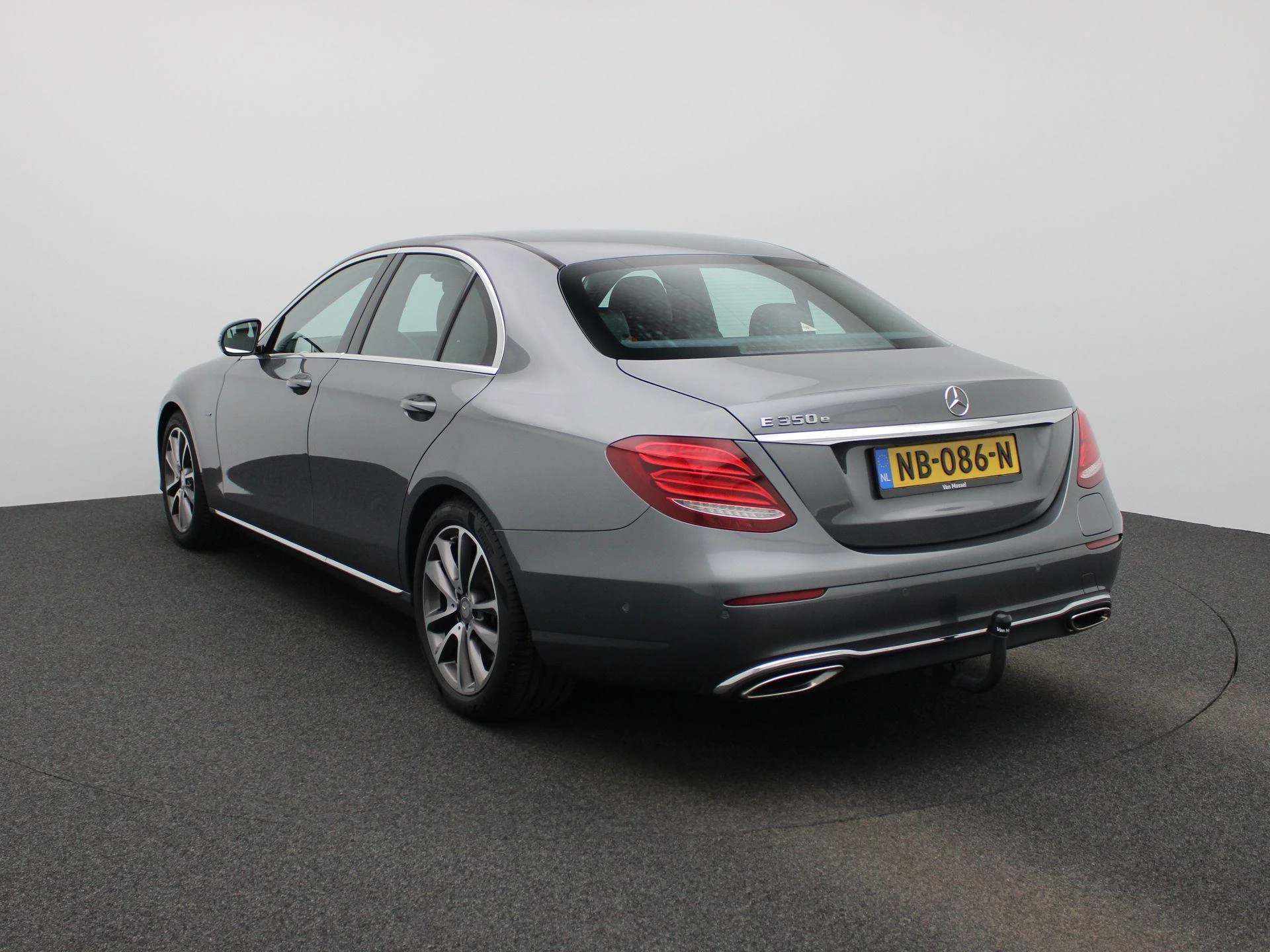 Mercedes-Benz-E-Klasse-image-1