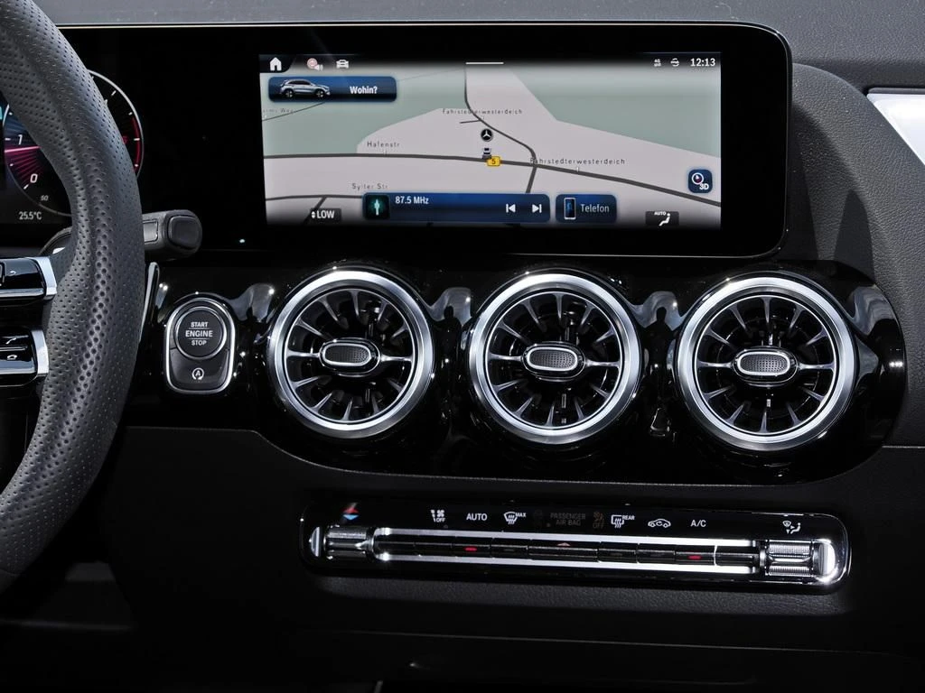 Mercedes-Benz-GLA 200 d-image-11