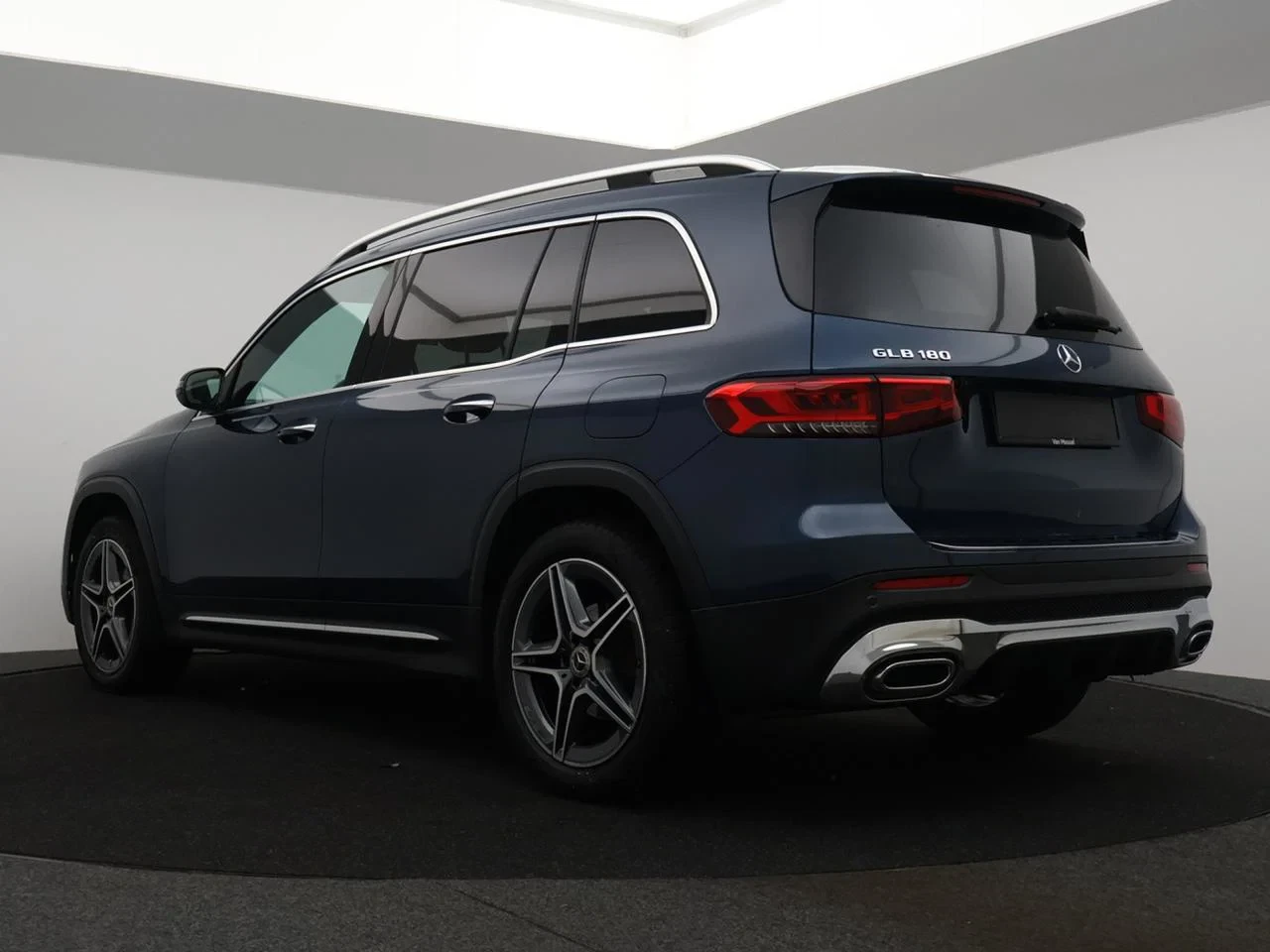 Mercedes-Benz-GLB-image-2
