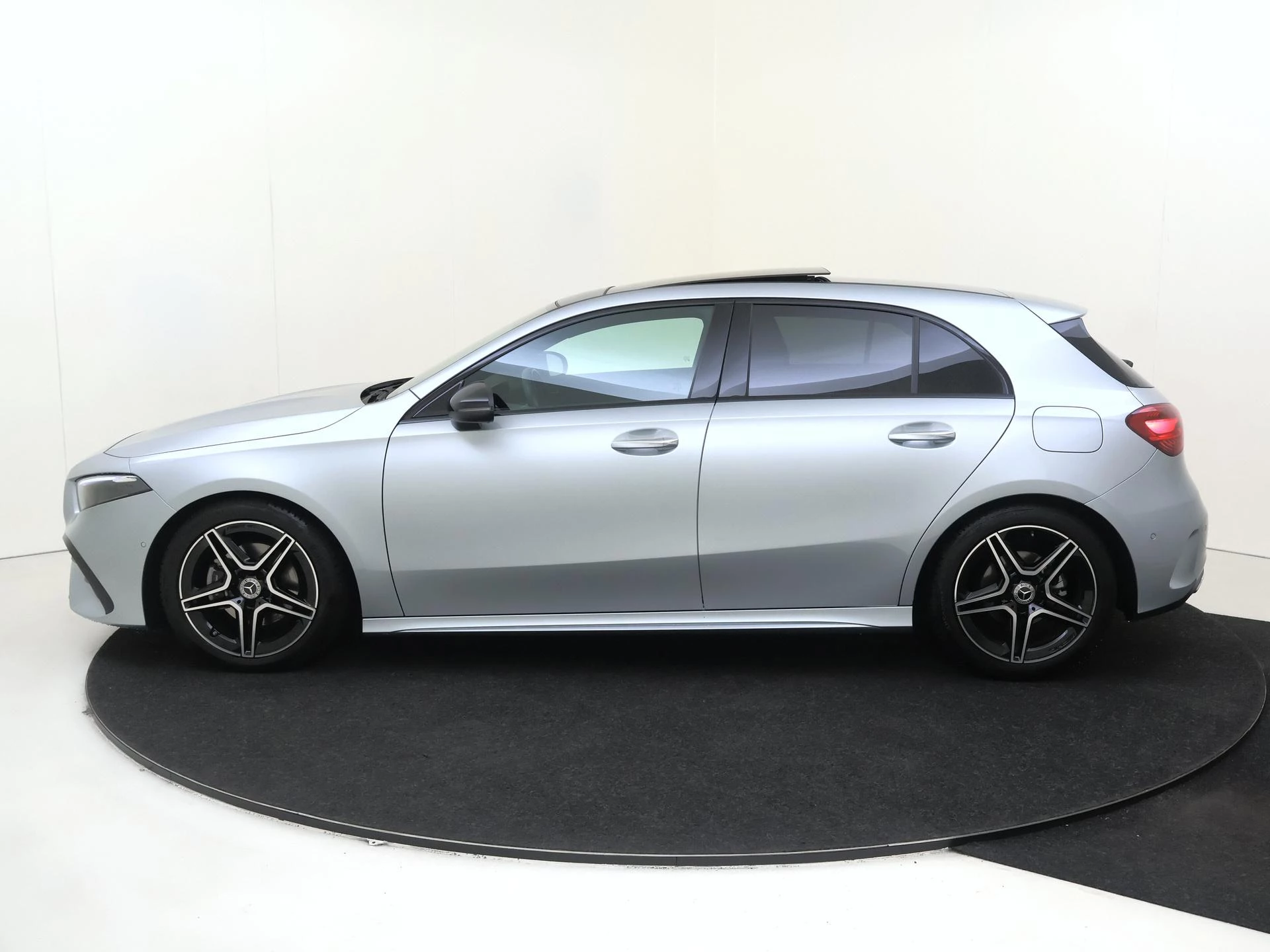 Mercedes-Benz-A-Klasse-image-9