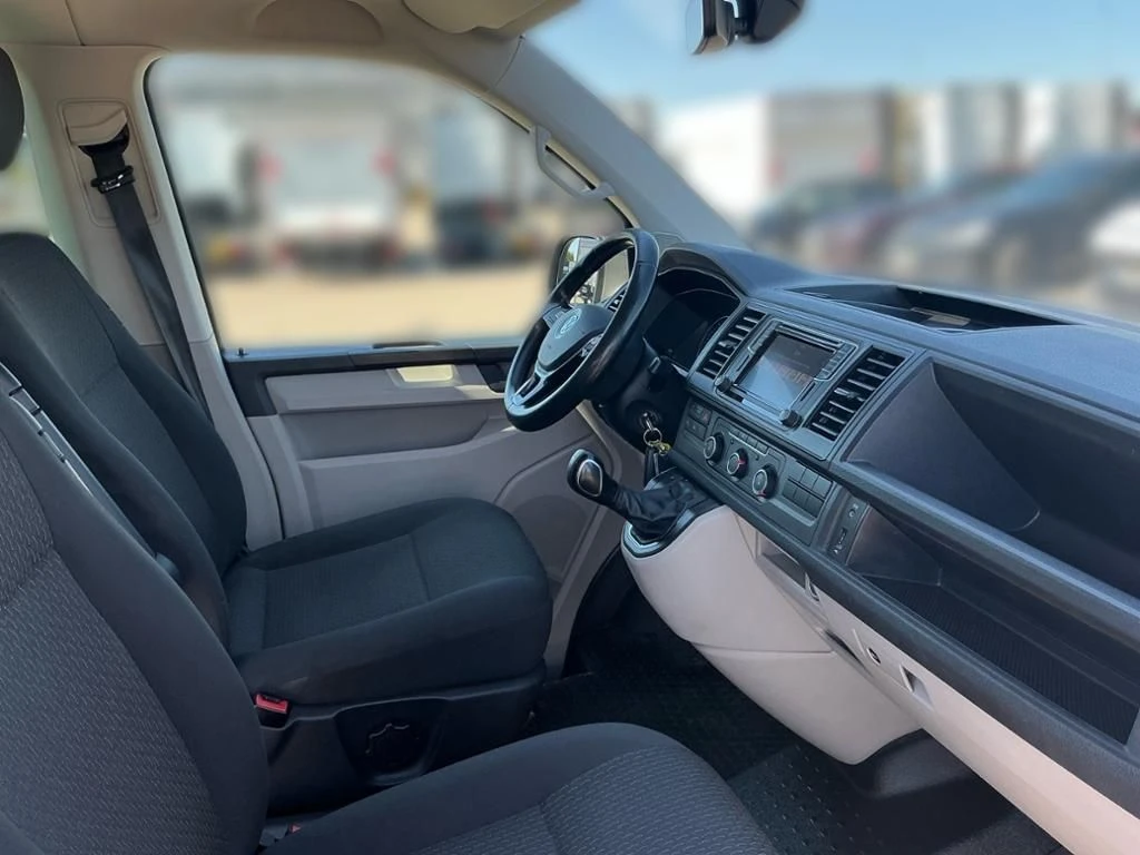 Volkswagen-Caravelle-image-11