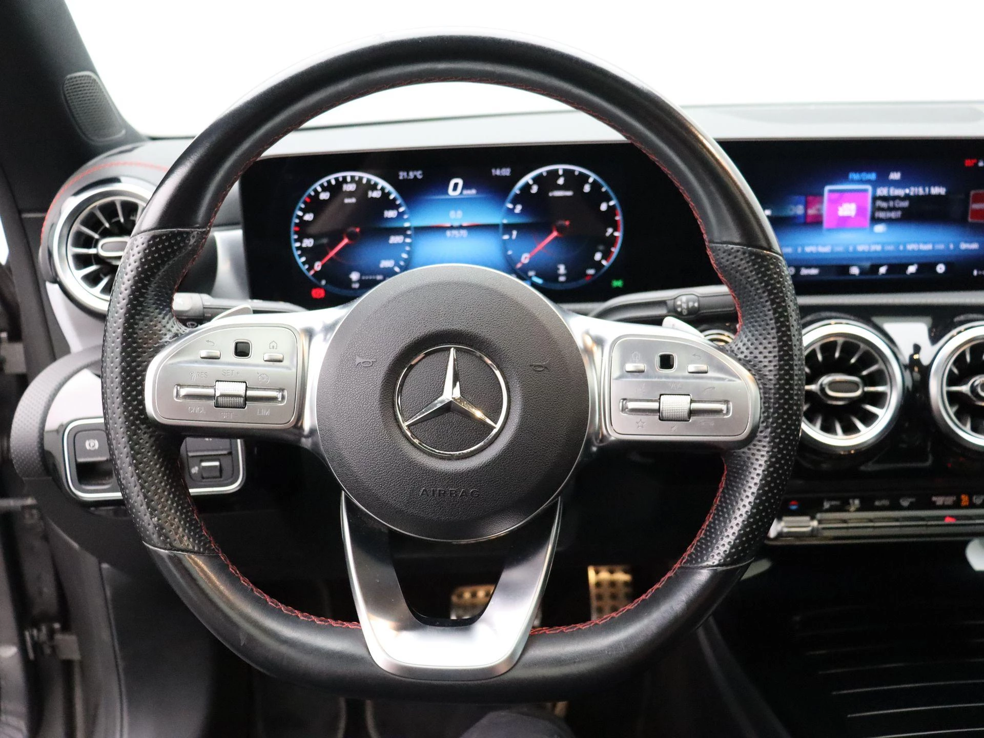 Mercedes-Benz CLA 200 AMG Line + PANORAMISCH DAK + CAMERA + LED +