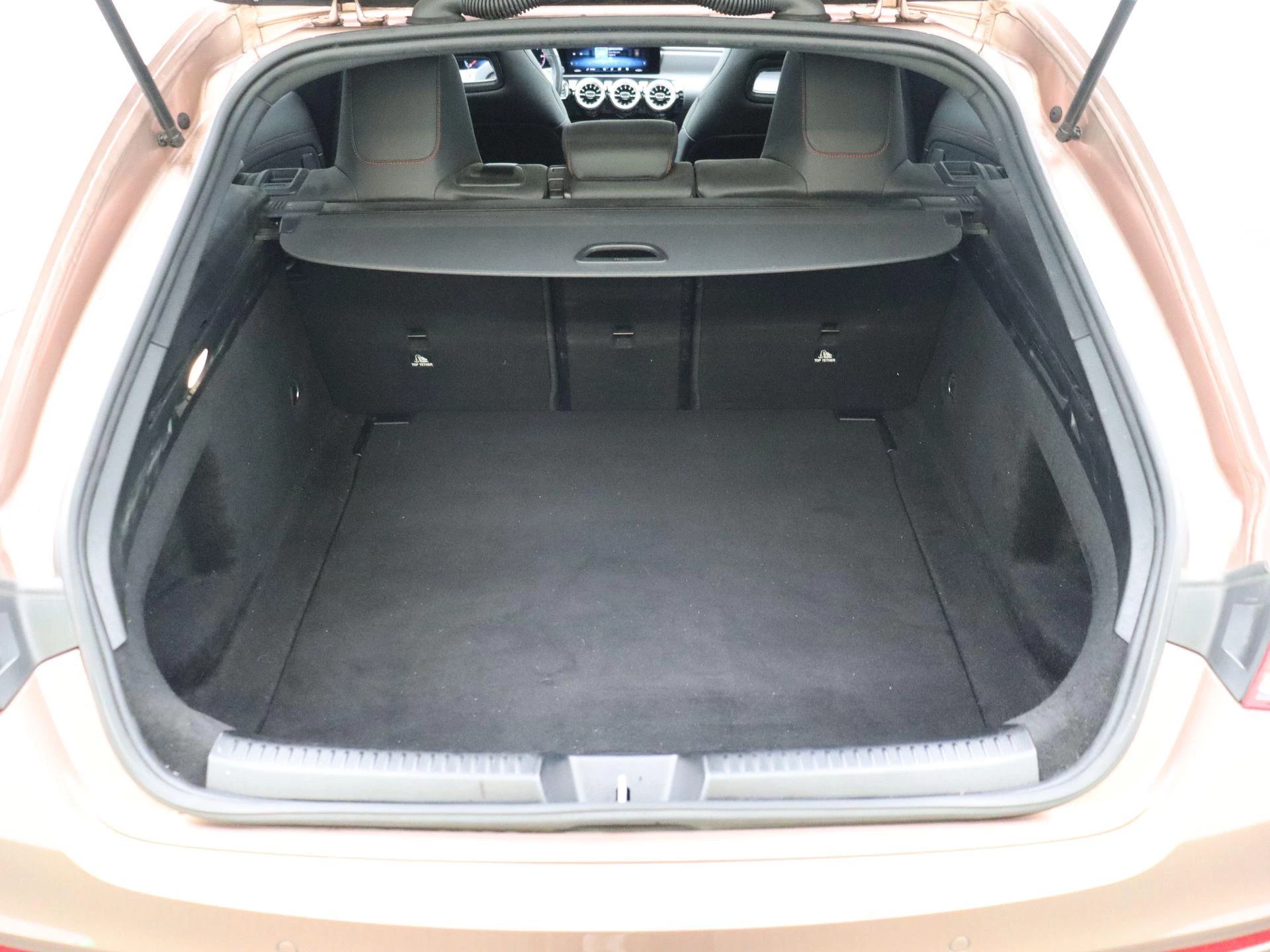 Mercedes-Benz CLA 200 d Shooting Brake + AMG LINE + PANO DAK + TREKHAAK +