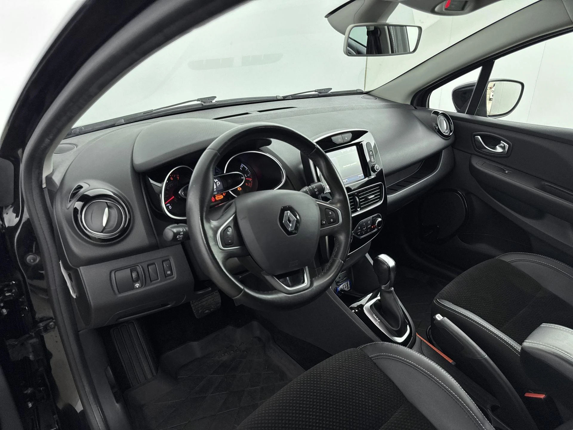 Renault-Clio-image-16