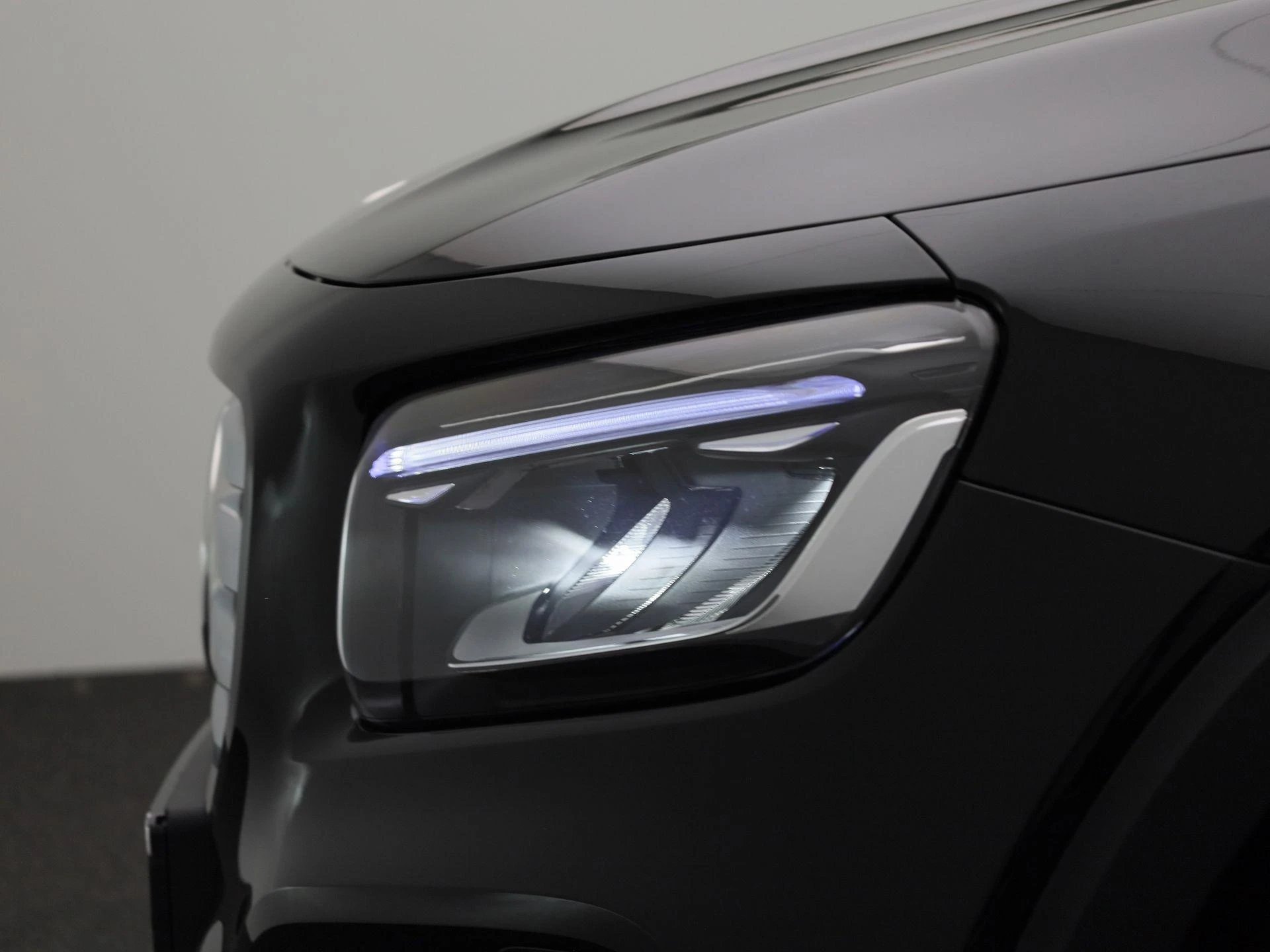 Mercedes-Benz-GLB-image-15