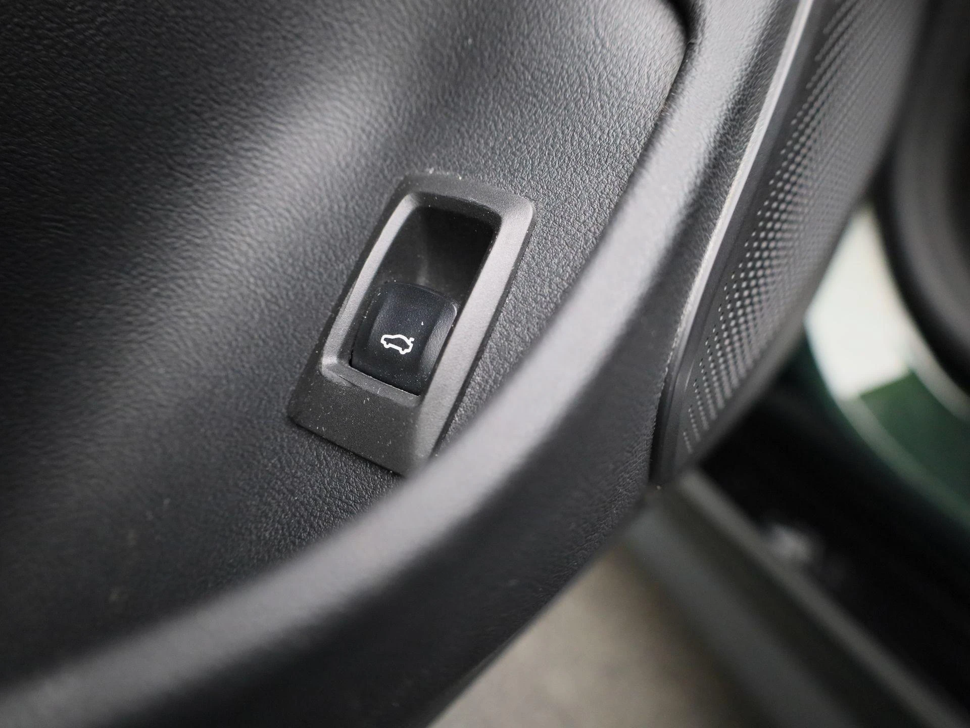 BMW-i4-image-37