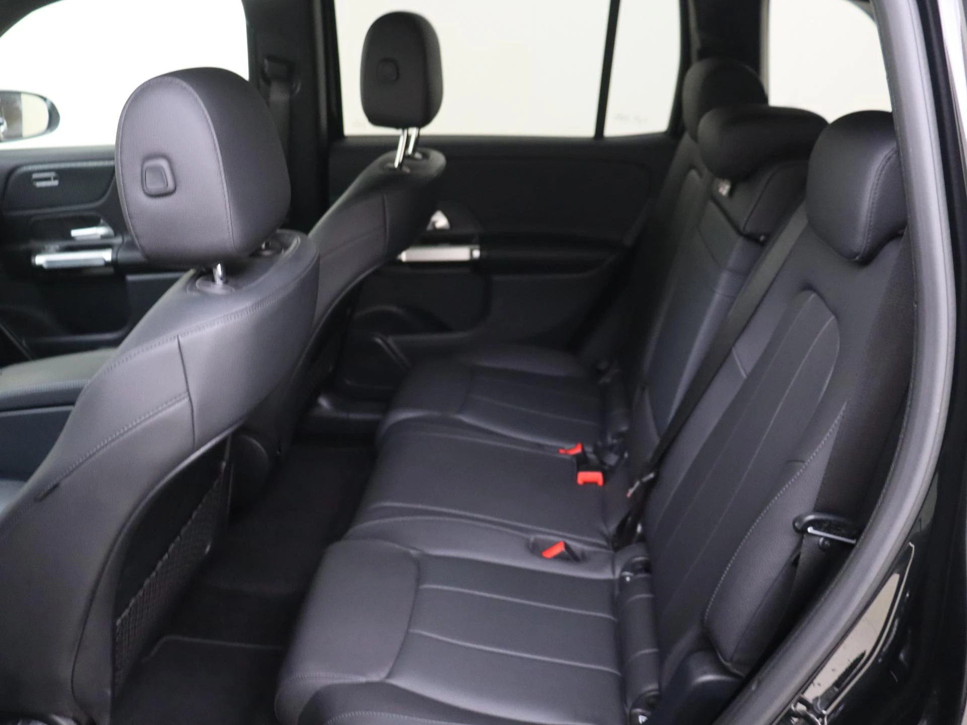 Mercedes-Benz-GLB-image-11