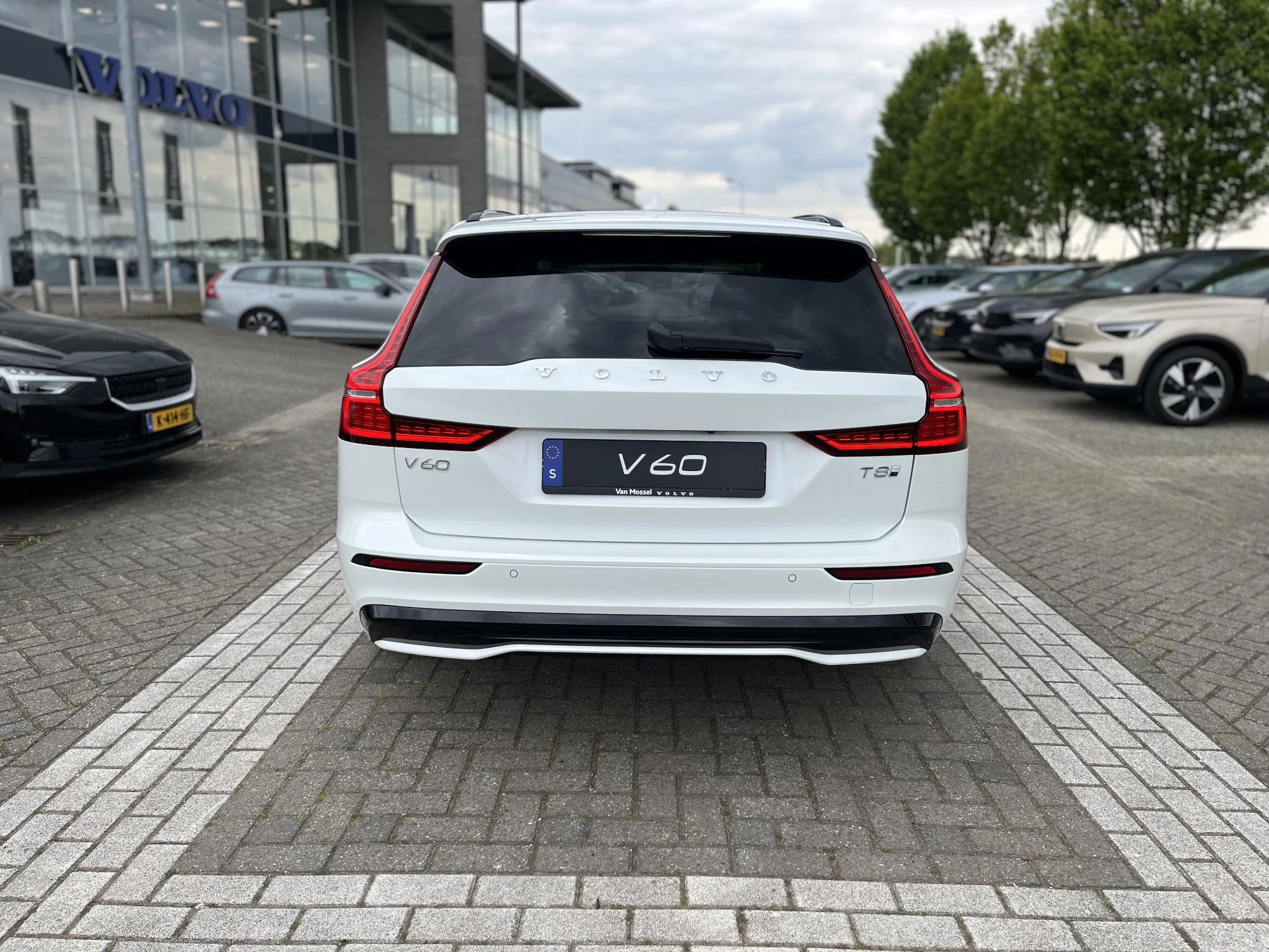 Volvo V60 T8 Plug-in hybrid AWD Ultra Dark