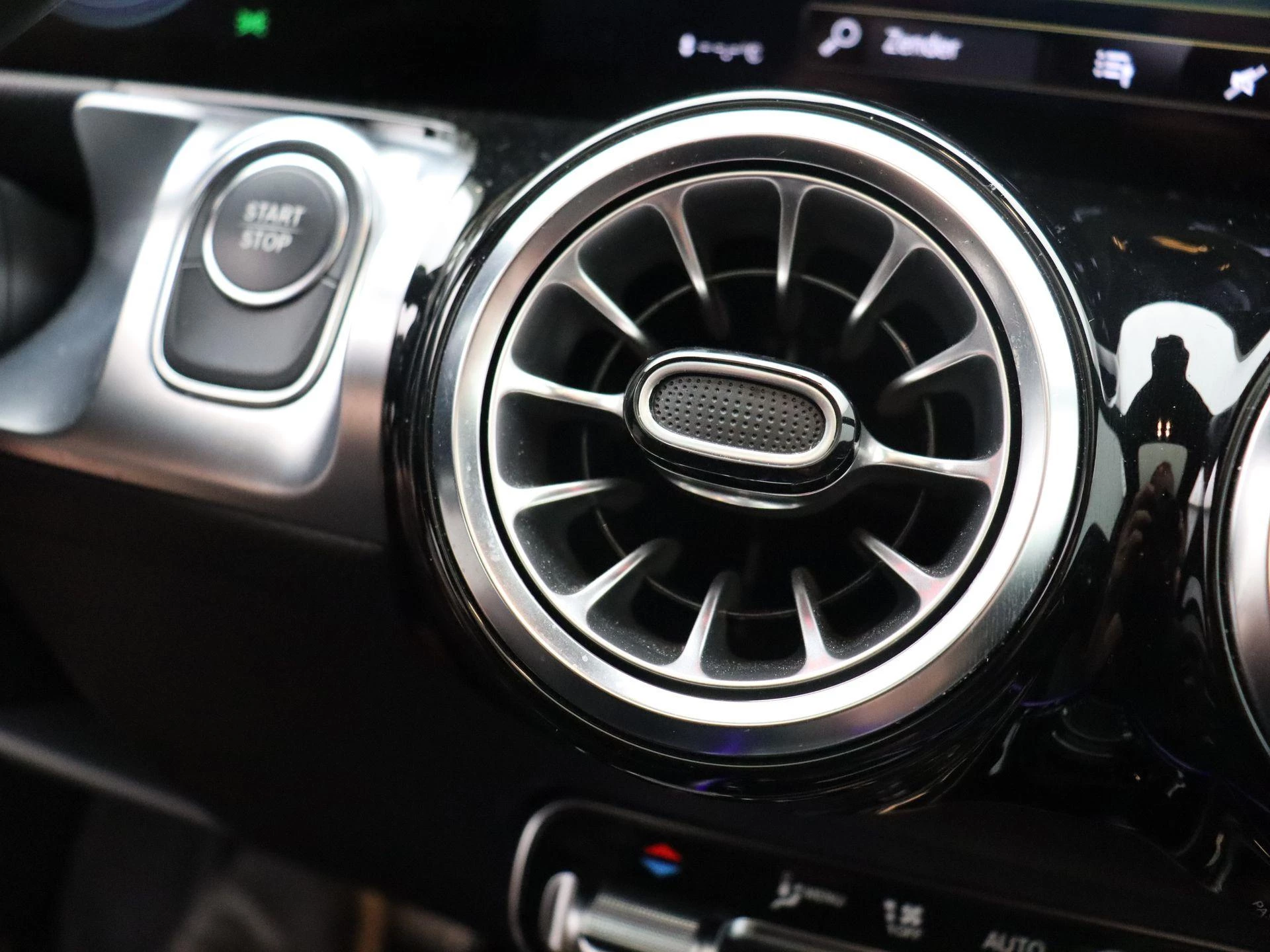 Mercedes-Benz EQB 350 4MATIC AMG Line + LEDER + PANO + BURMESTER + HEAD UP + CARPLAY +