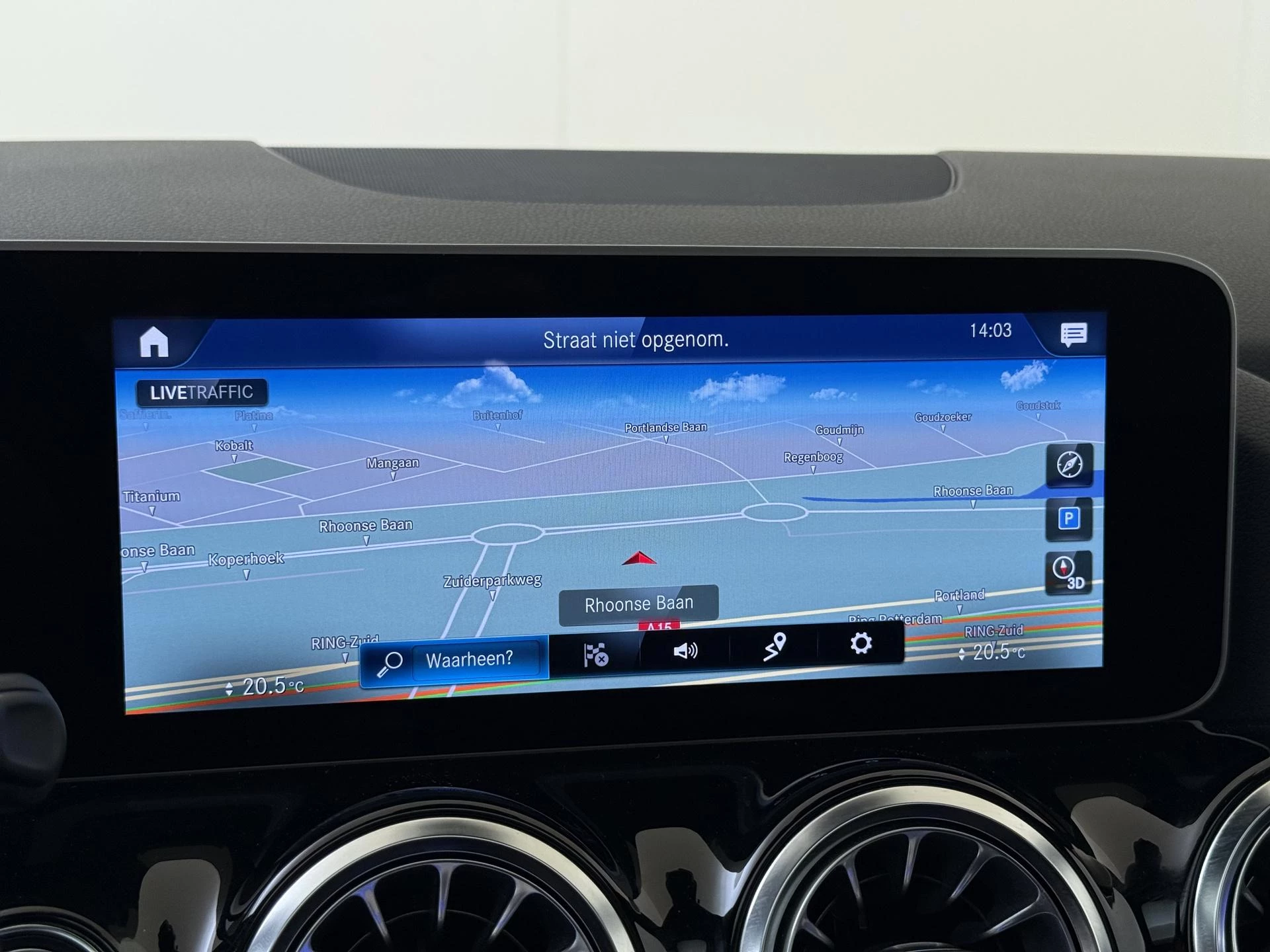 Mercedes-Benz-GLA-image-16