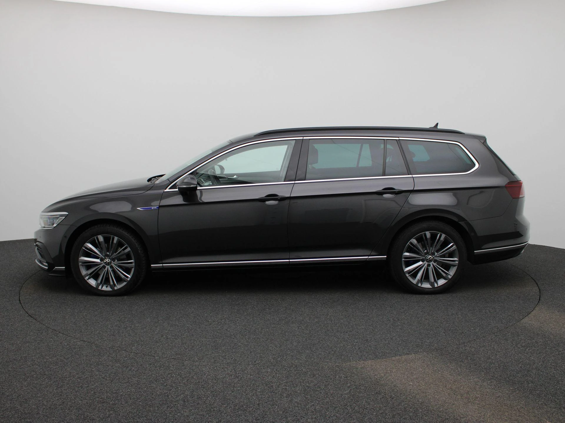 Volkswagen-Passat-image-3