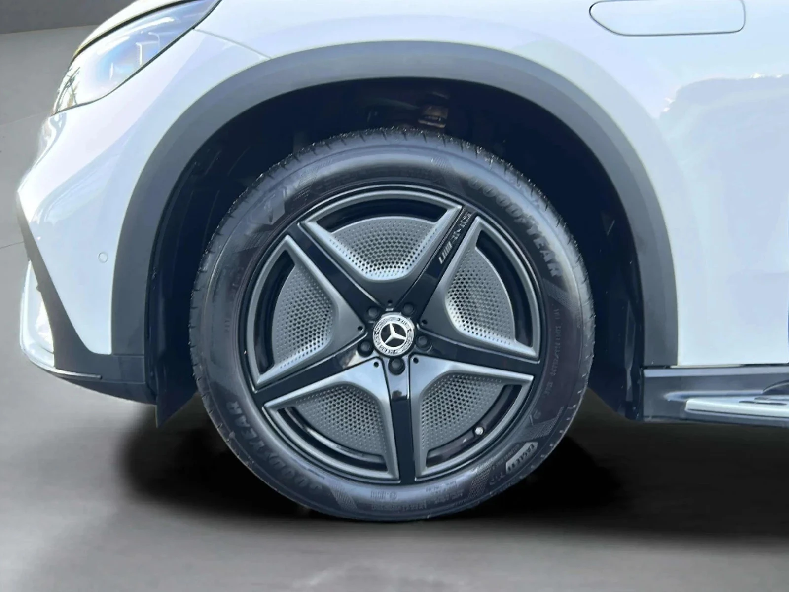 Mercedes-Benz-EQE-image-8