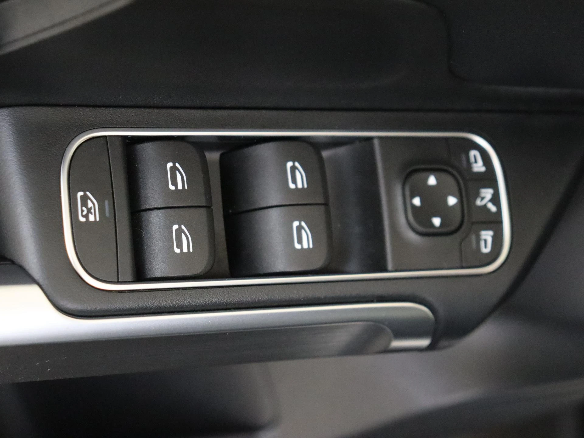 Mercedes-Benz-EQB-image-26