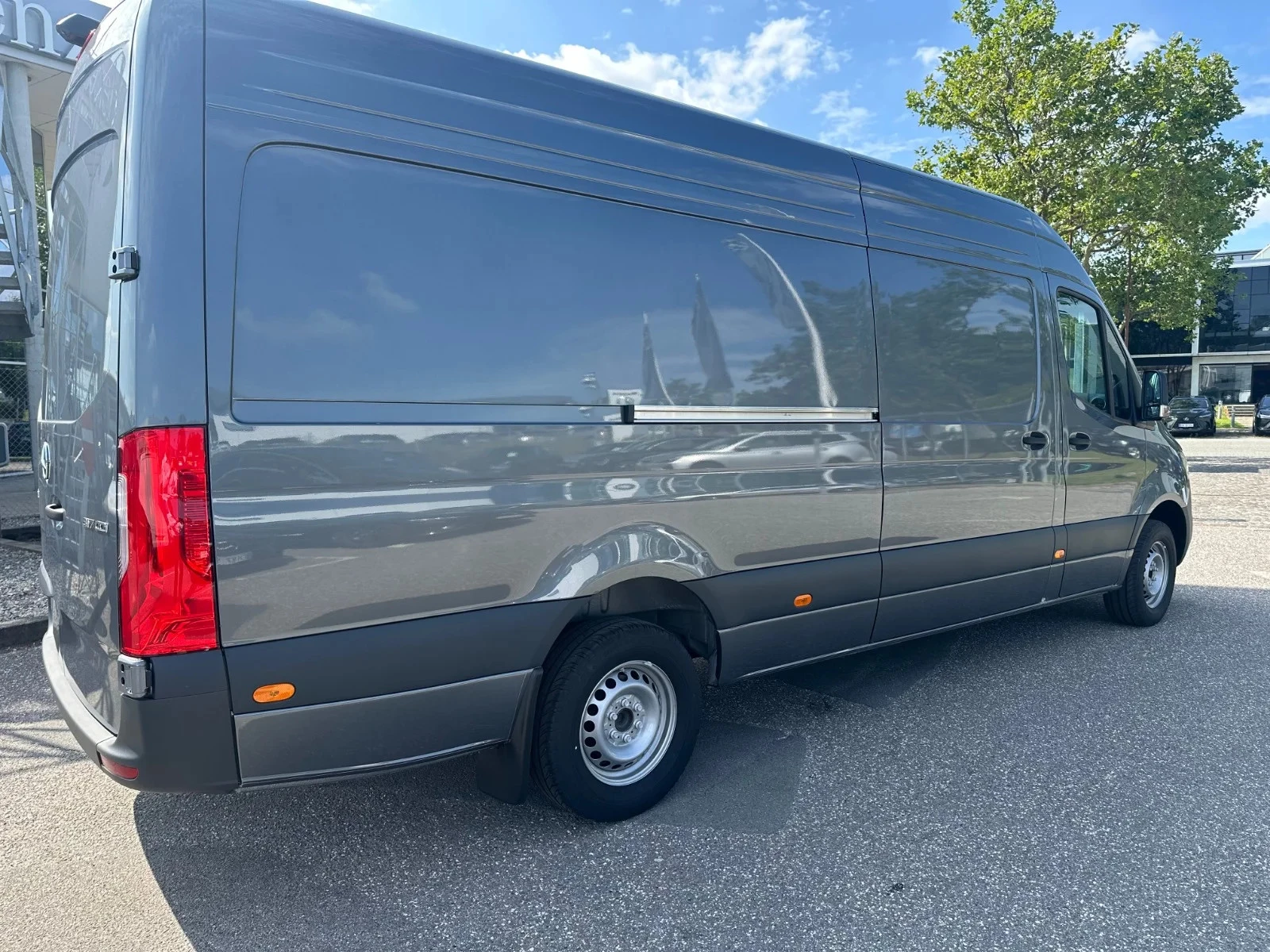 Mercedes-Benz-Sprinter-image-3