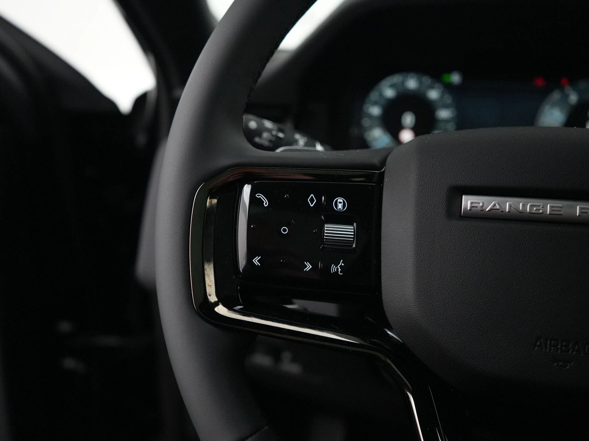 Land Rover-Range Rover Evoque-image-14