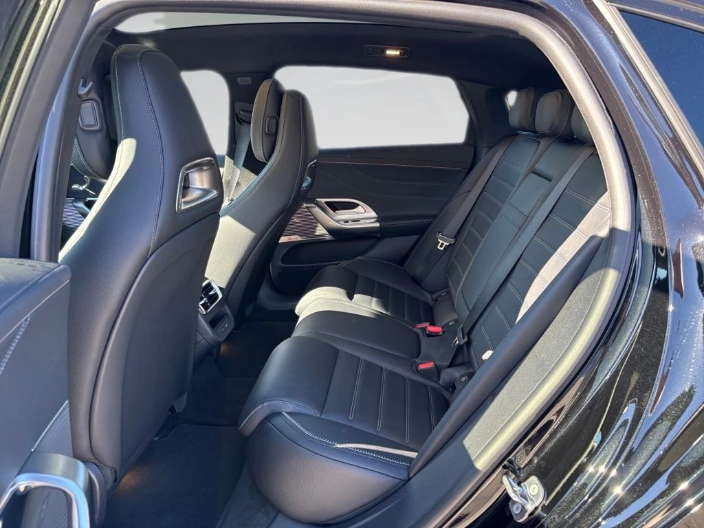 Mercedes-Benz-C-Klasse 400-image-8