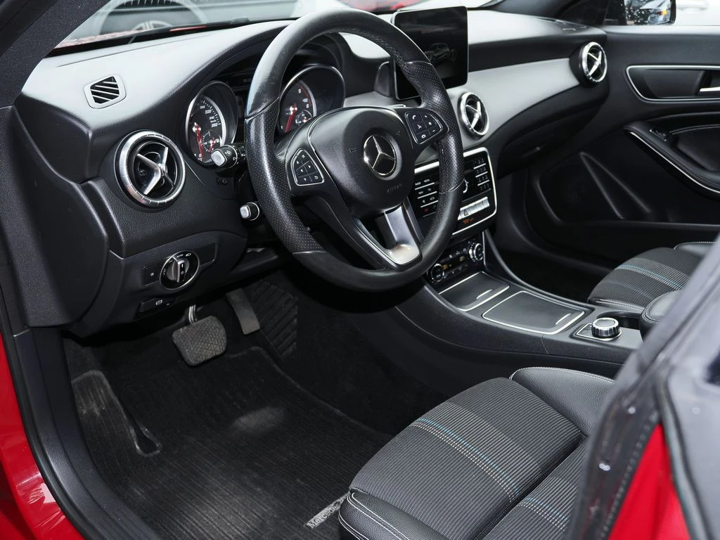 Mercedes-Benz-CLA 200 d-image-7