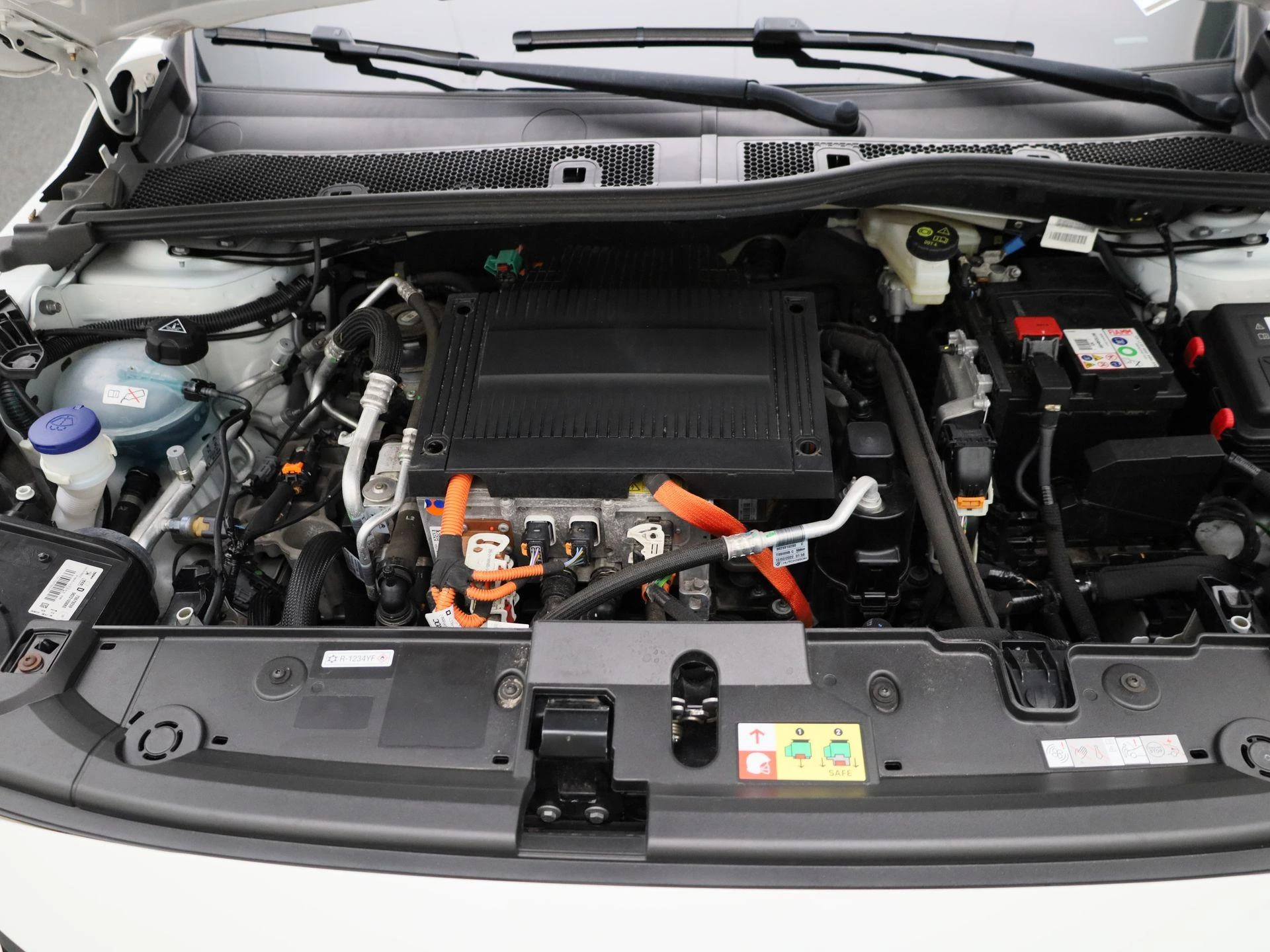 Peugeot-e-208-image-32