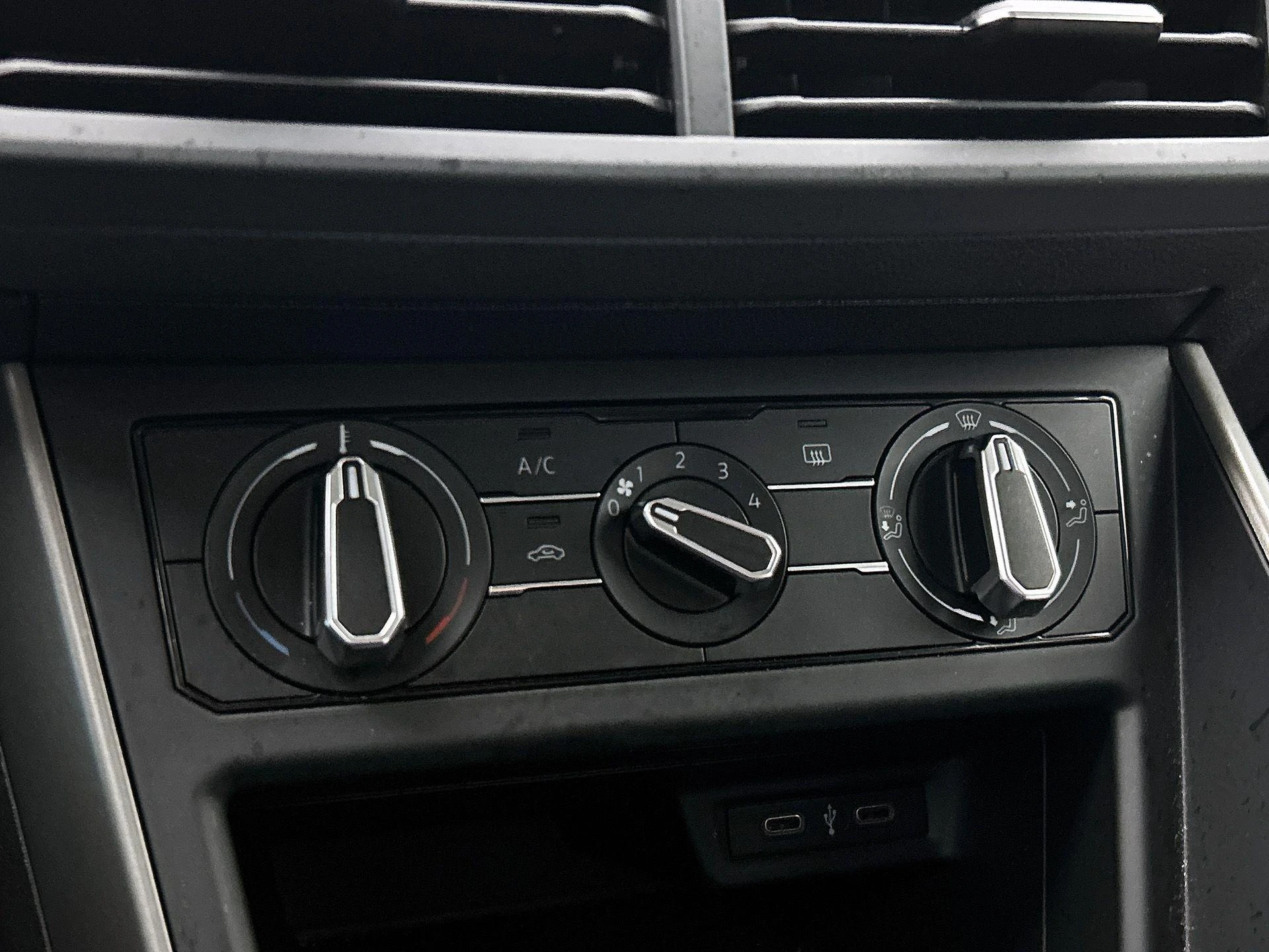 Volkswagen-Polo-image-17