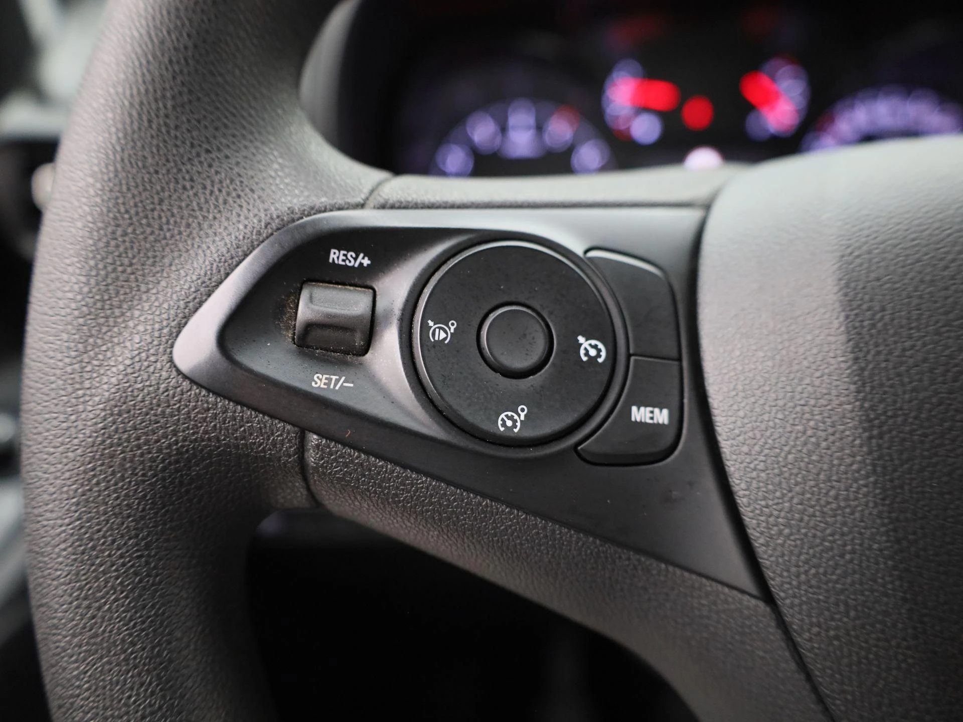Opel-Combo Life-image-17