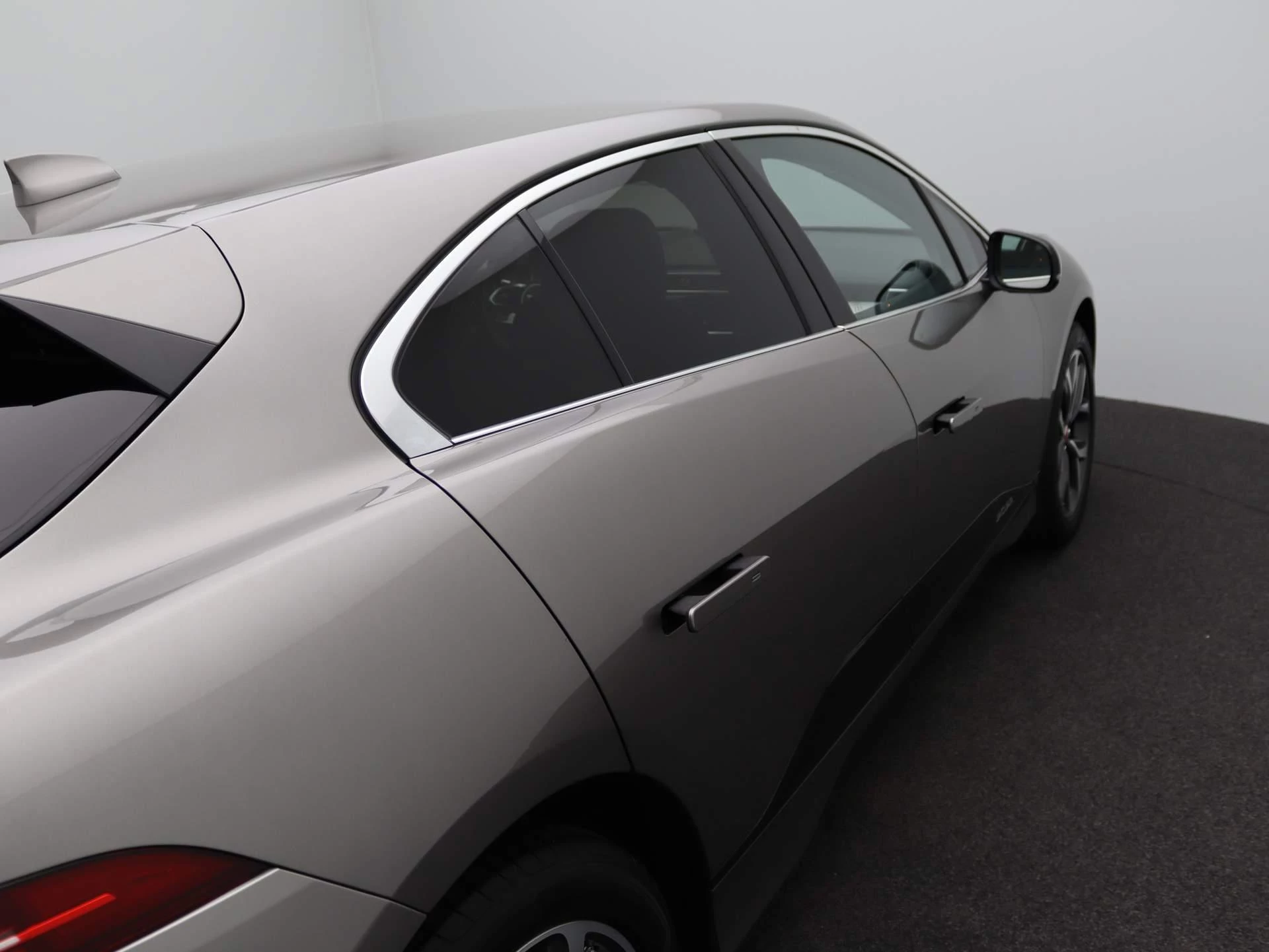 Jaguar-I-PACE-image-42