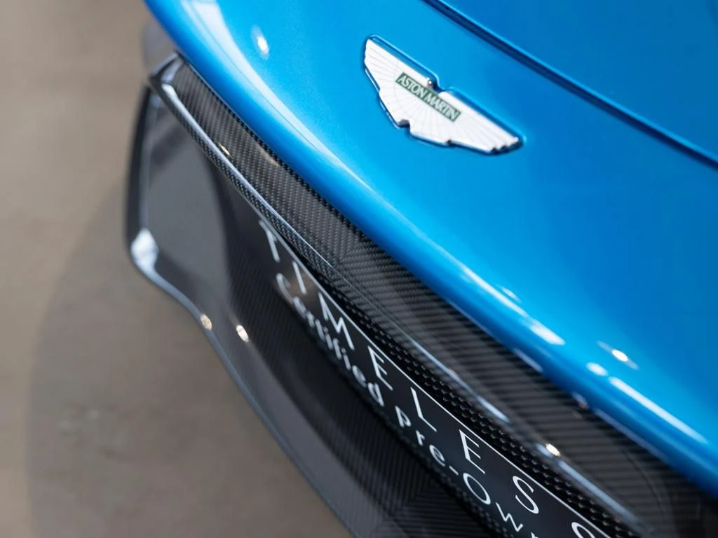 Aston Martin-V8 Vantage-image-18