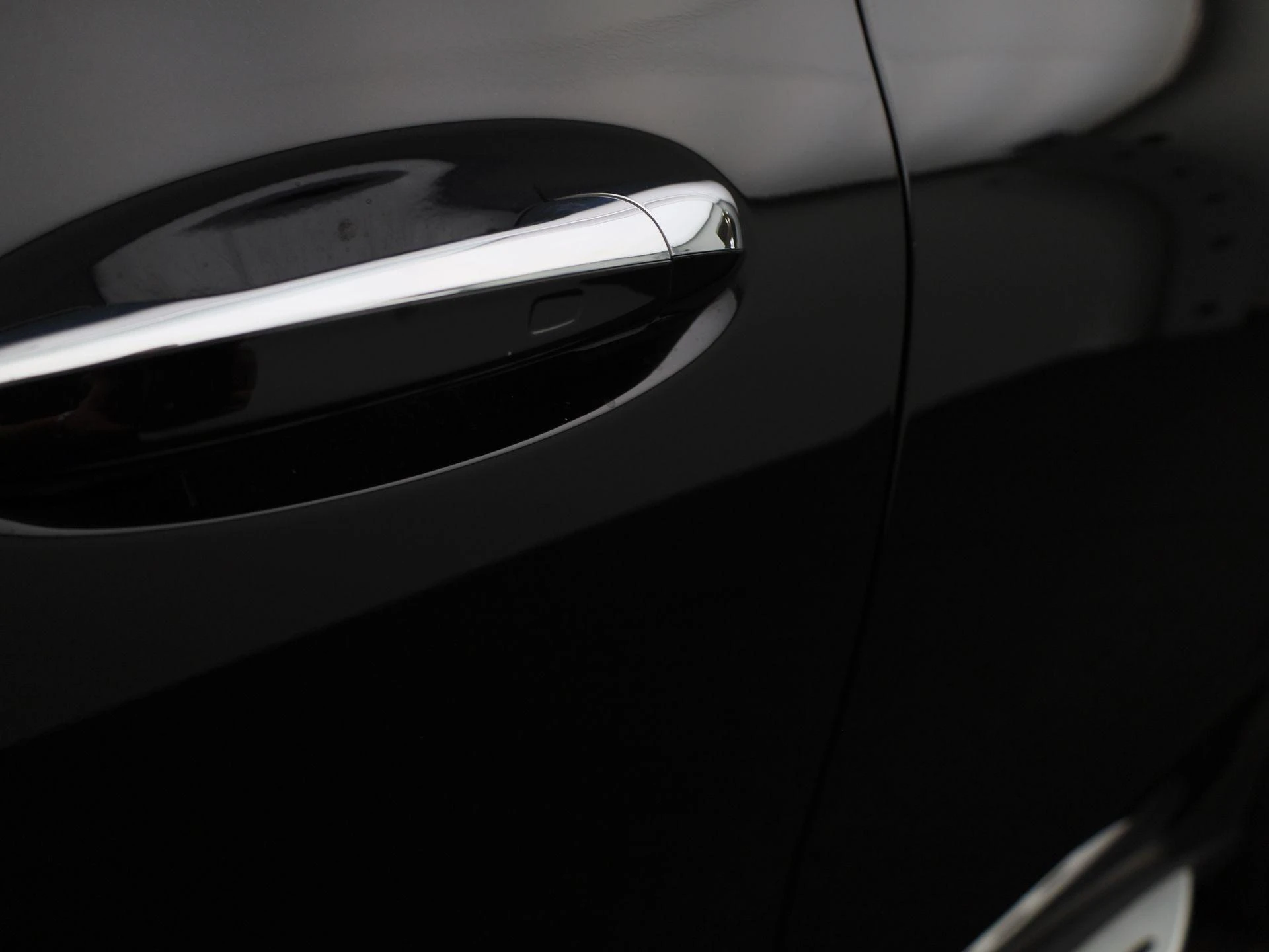 Mercedes-Benz-EQC-image-20