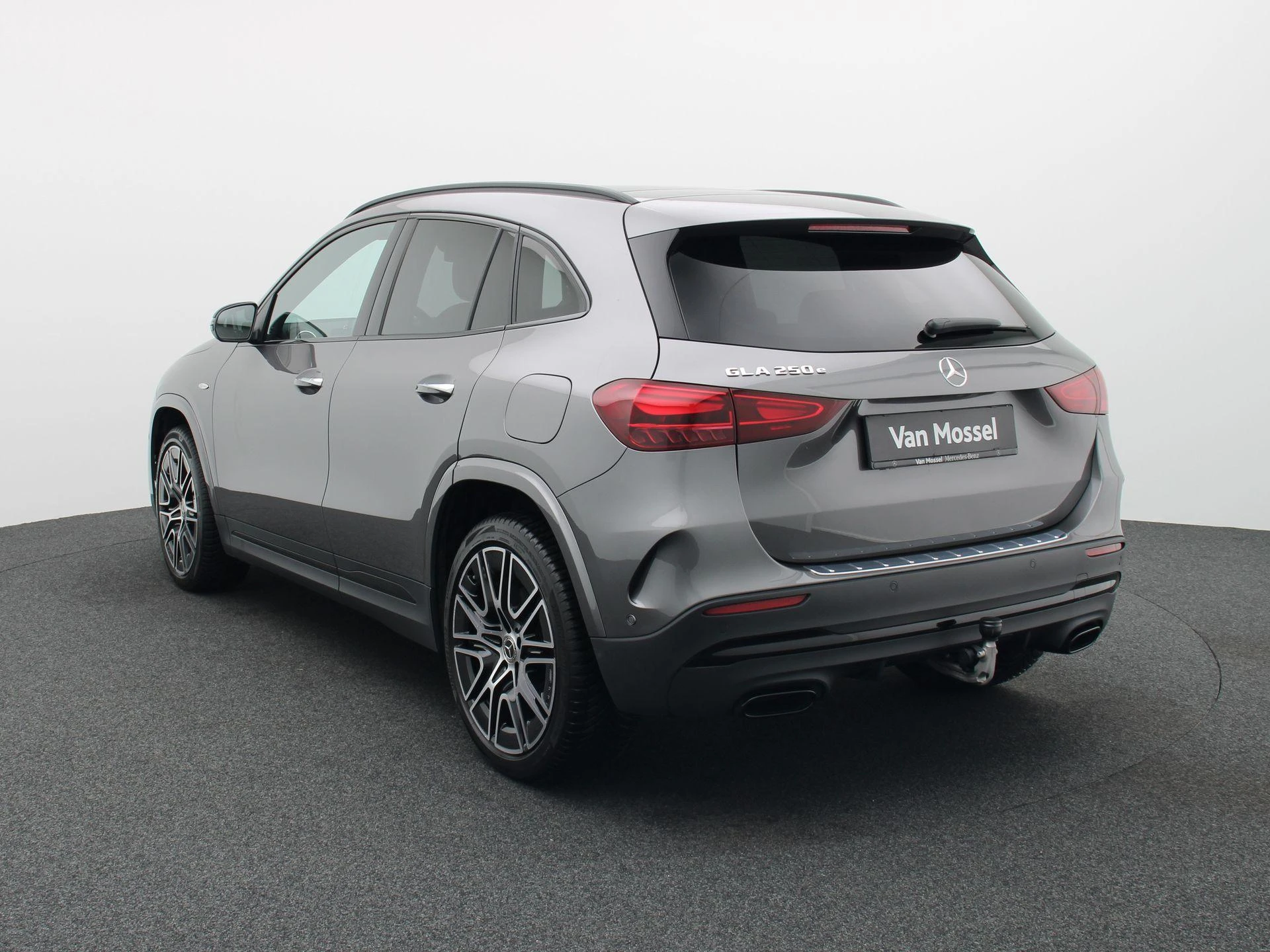 Mercedes-Benz GLA 250 e AMG Line + PREMIUM PLUS PACK + TREKHAAK + PANO + CARPLAY +