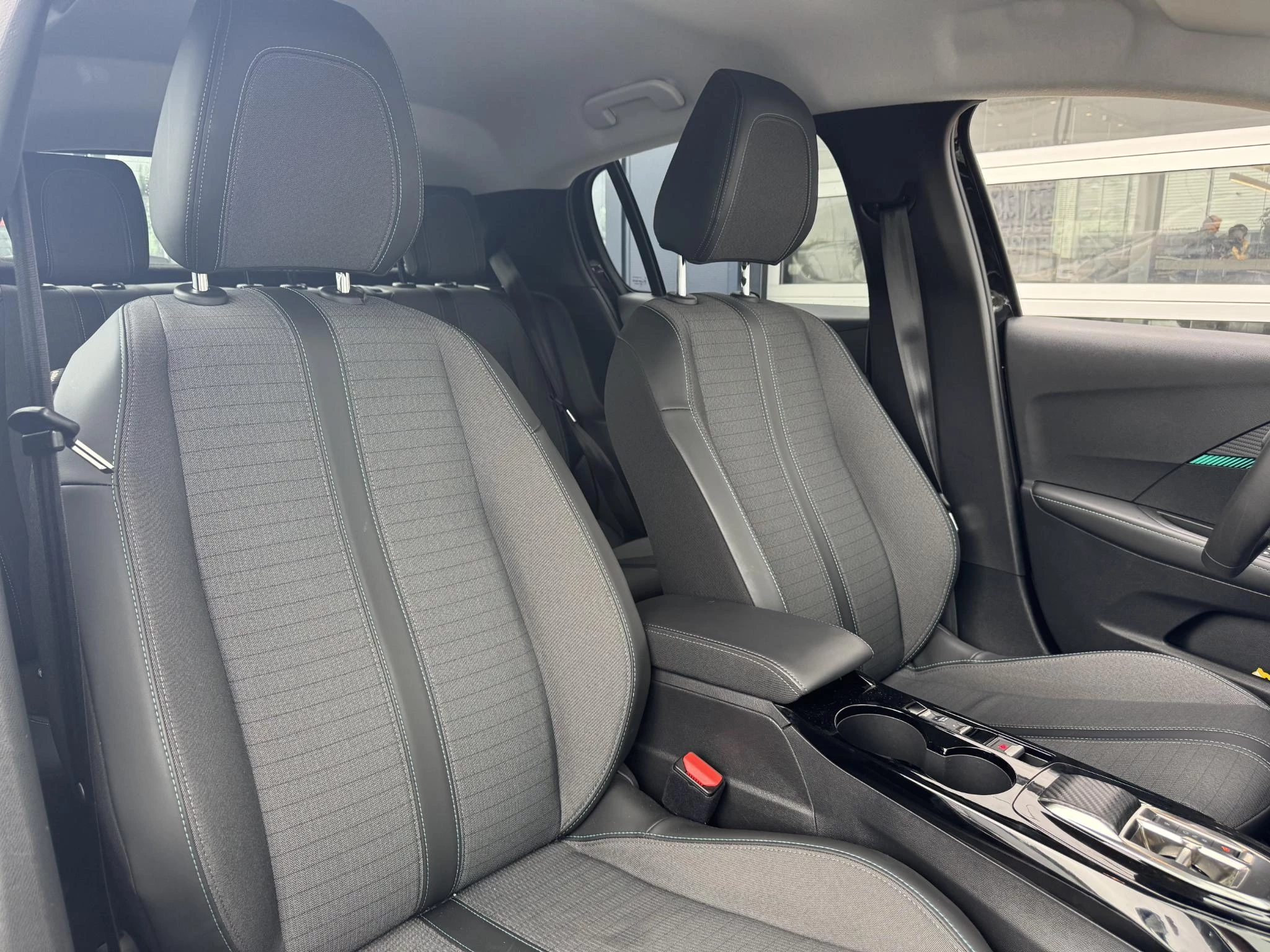 Peugeot-e-208-image-30