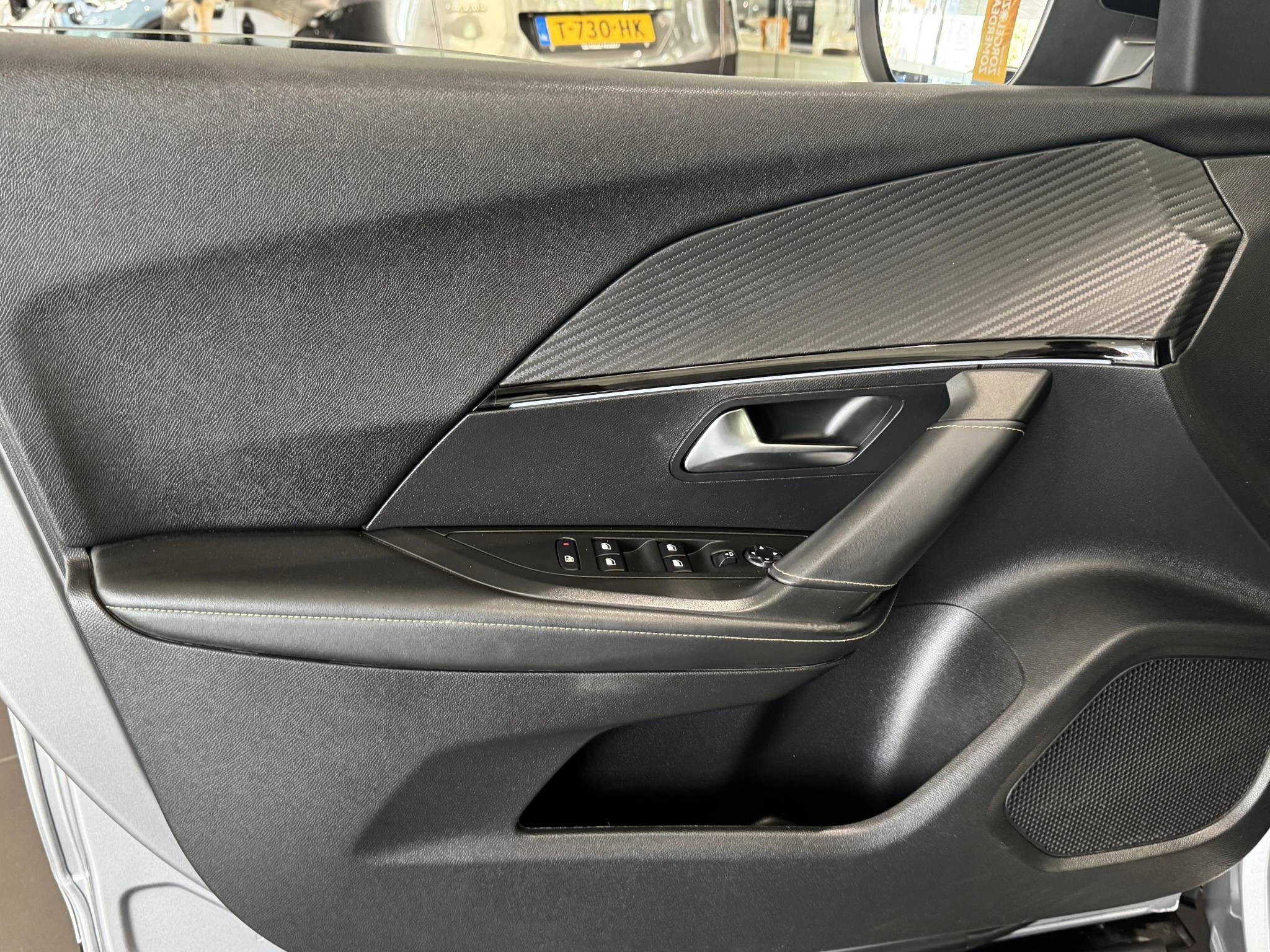 Peugeot-e-2008-image-27